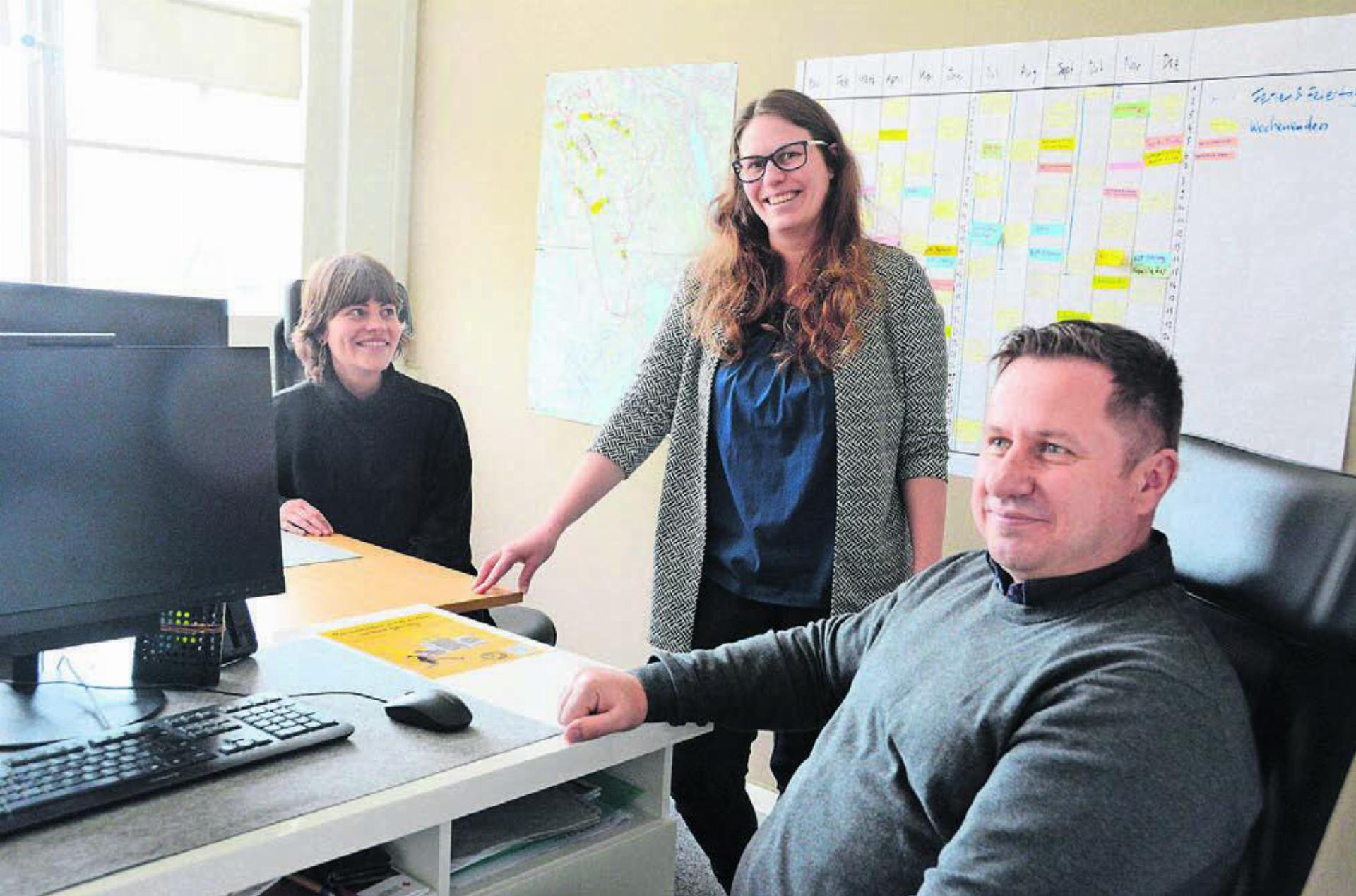 Sie haben als Team zusammengefunden (von links): Sarah Baumann, Fachperson Integration, Anna Rotzetter, Fachperson Integration im Bereich Koordination der Freiwilligenarbeit, und Muhamet Ilazi, Leiter der Fachstelle. Bild: Chregi Hansen - Das Bild wird blockiert. – Möglicherweise durch einen aktiven Adblocker.