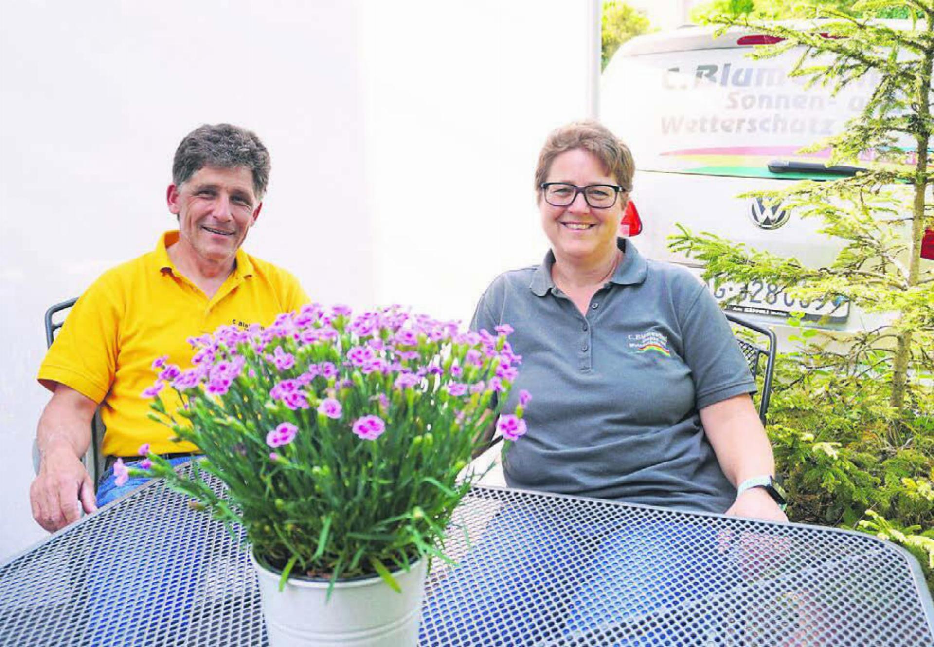 Ciril und Bea Blumenthal schützt eine Seitenmarkise vor Wind und Abendsonne. Bild: rts