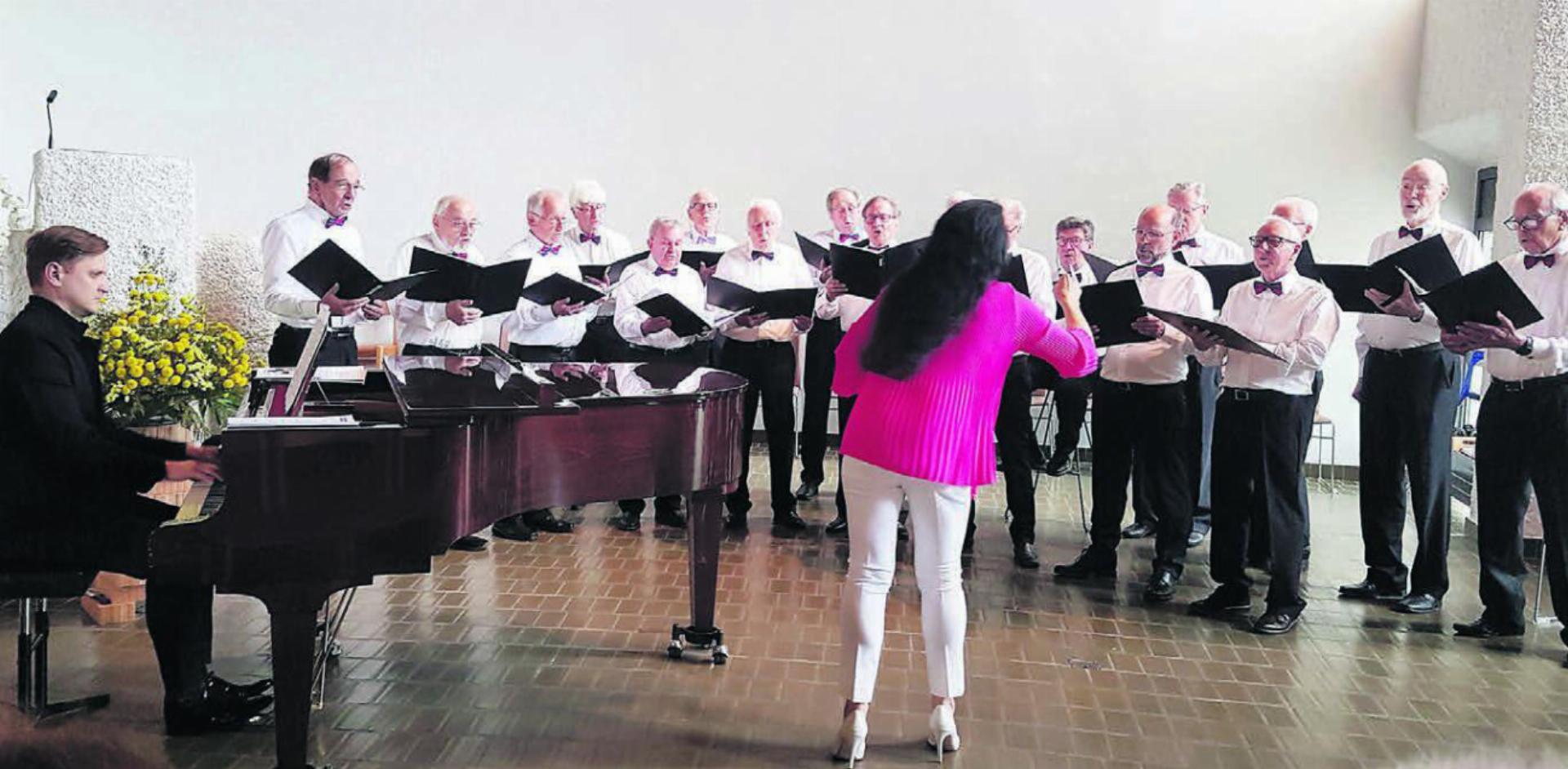 Der Männerchor Widen im vollen Konzerteinsatz mit Dirigentin Liuba Chuchrova und Pianist Eugen Spiridonov. Bilder: aha