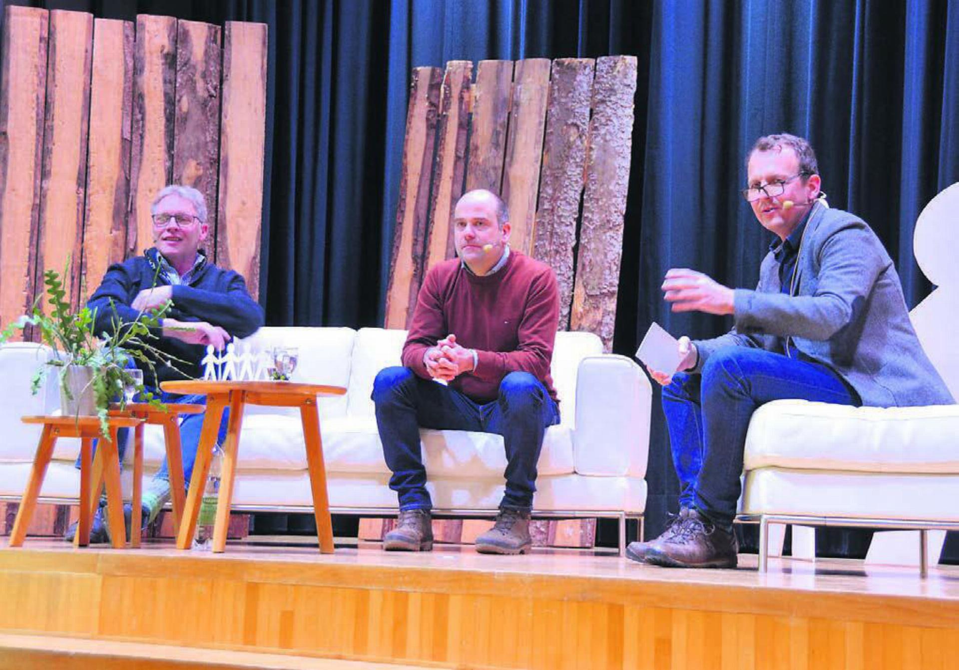 Sie gewährten Einblick in ihren Alltag und unterhielten damit die Freiämter Landwirte bestens, von links: Roland Nussbaum, Nicolas Pavillard und Moderator Adrian Krebs. Bild: Annemarie Keusch