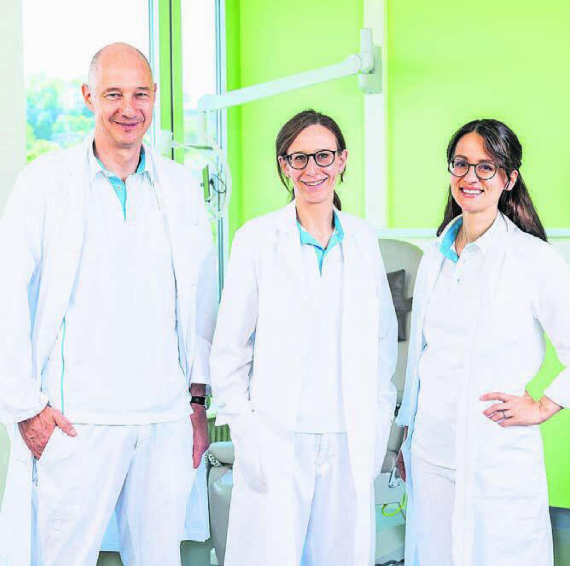 Bieten zusammen mit den pflegenden Mitarbeitenden der Tagesklinik ein um fassendes onkologisches Angebot für die Region Muri an: Andreas Erdmann, Leitender Arzt Onkologie/Hämatologie am Standort Muri; Domenika Plüss, Oberärztin Onkologie/Hämatologie; Virginia Ghisla, Assistenzärztin Onkologie/Hämatologie. Bild: zg - Das Bild wird blockiert. – Möglicherweise durch einen aktiven Adblocker.