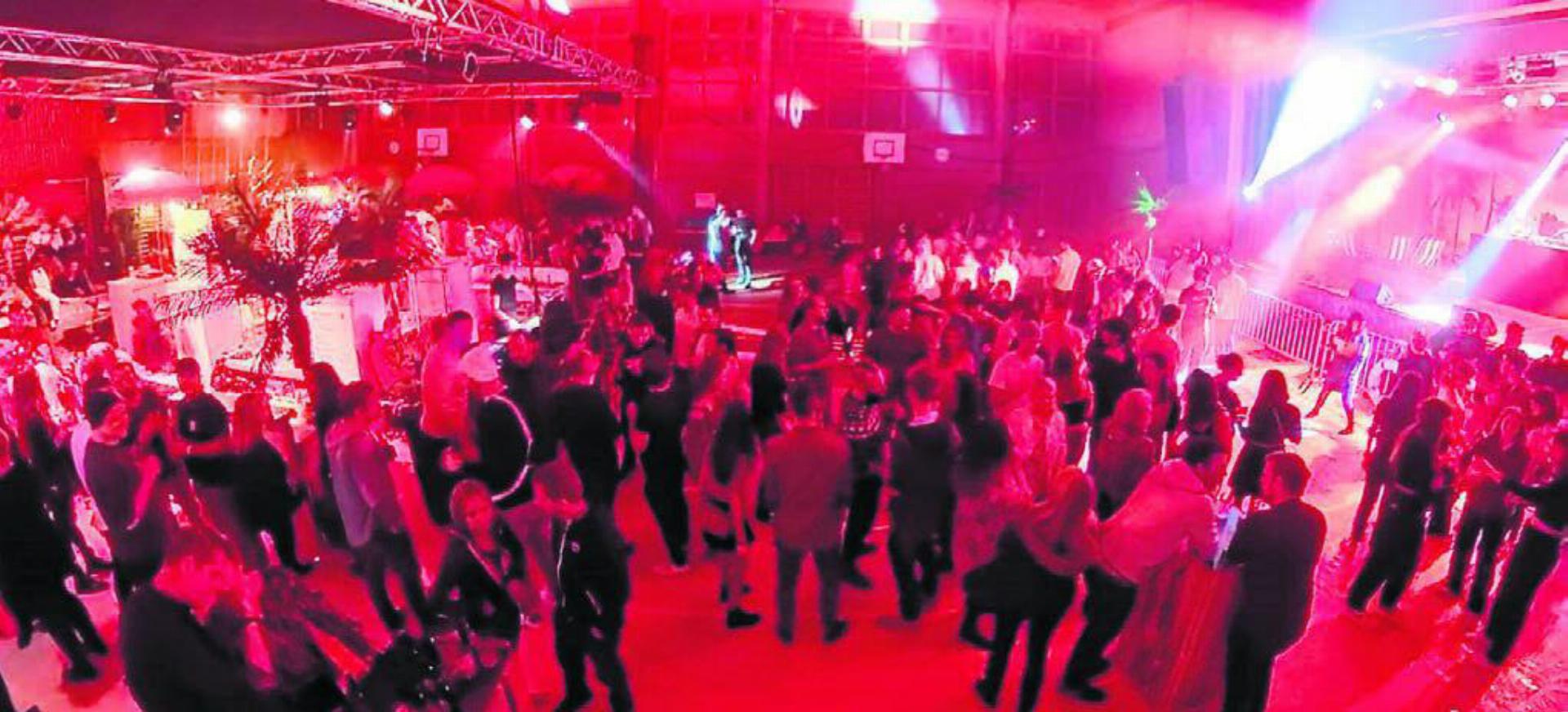 Das Berikerhus füllt sich langsam: Bereits am frühen Abend ist die Stimmung gut. Bild: zg