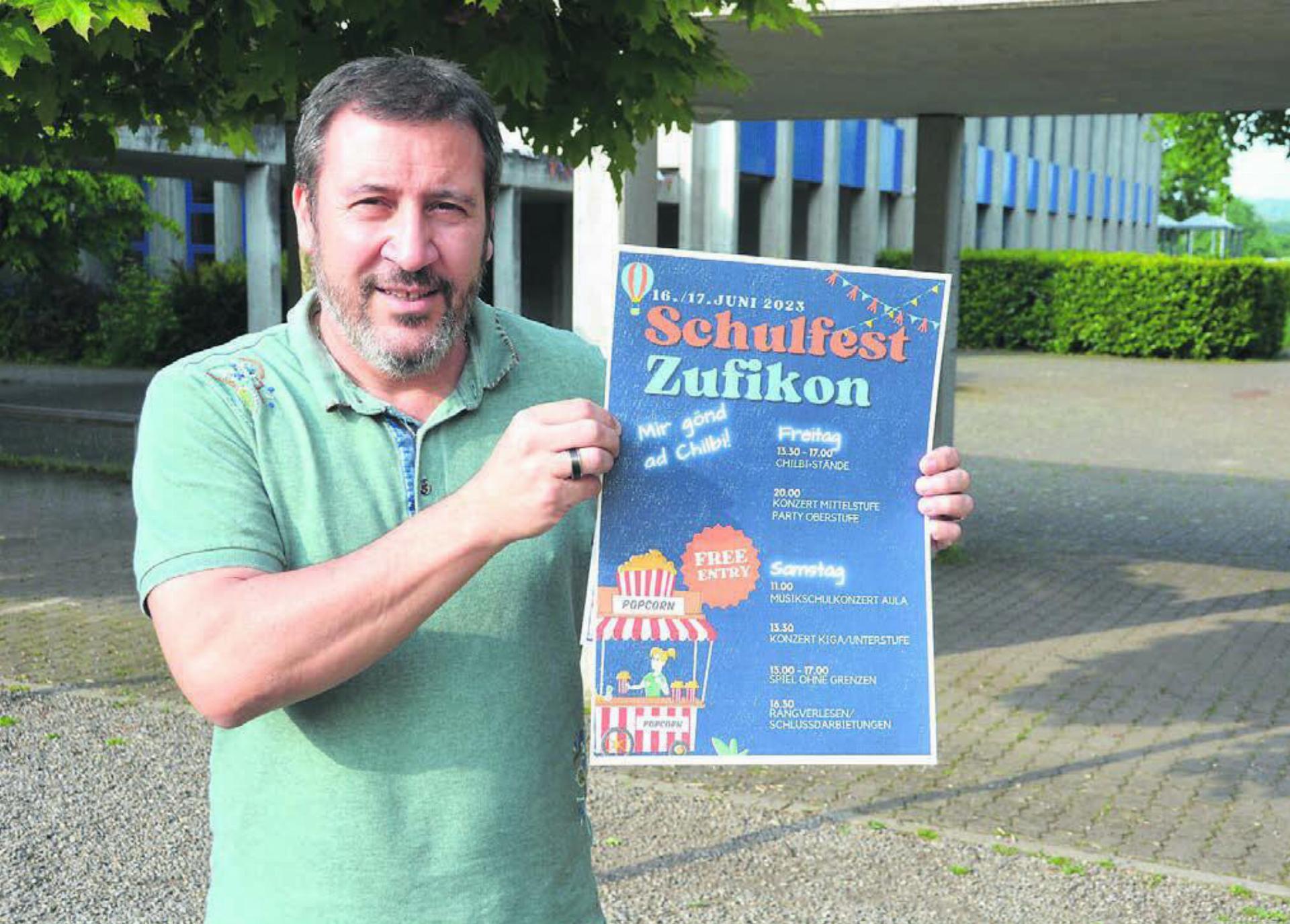 Schulleiter Giovanni Soricelli ist froh, dass jetzt noch alle Schüler in den Genuss eines grossen Festes kommen. Bild: Roger Wetli - Das Bild wird blockiert. – Möglicherweise durch einen aktiven Adblocker.