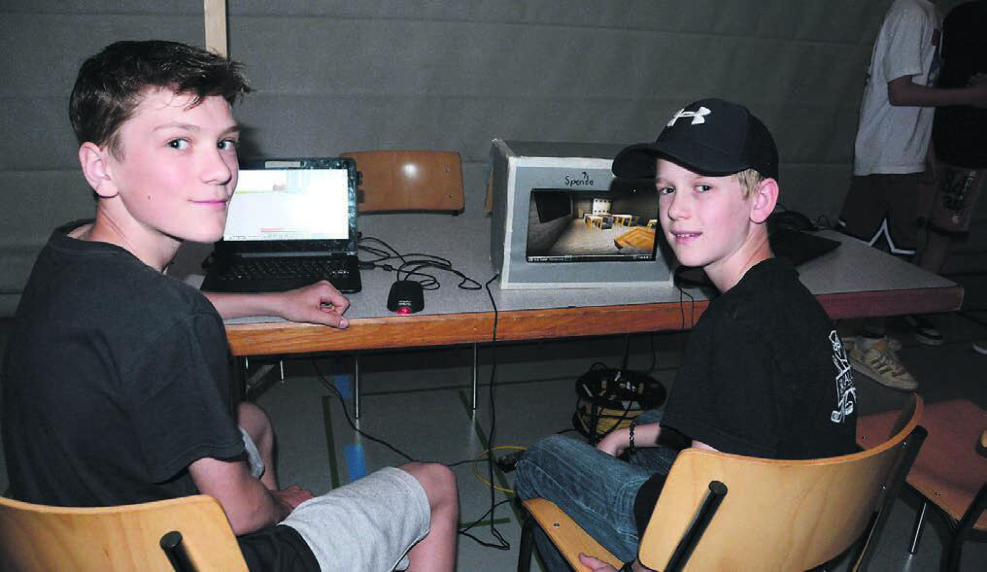 Ramon Moser (links) und Severin Blum haben im Spiel Minecraft die ganze Niederwiler Schule nachgebaut. Bilder: Chregi Hansen