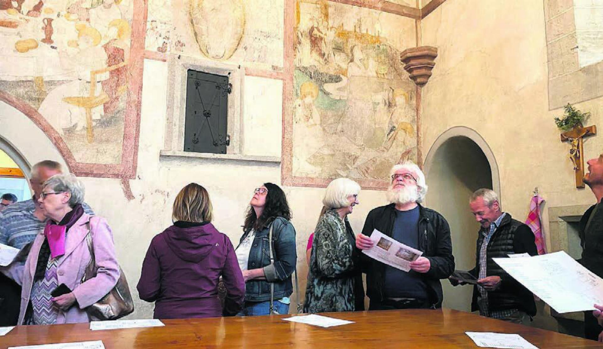 Die Fresken in der Sakristei stiessen auf grosses Interesse. Anhand einer Bildlegende wurden die einzelnen Darstellungen erklärt. Die Fresken sind mit ein Grund, dass die Hägglinger St.-Michaels-Kirche denkmalgeschützt ist. Bilder: sp
