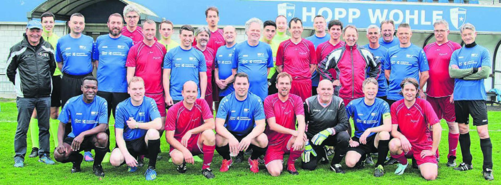 Fussball kann auch verbindend sein: Die Aargauer Grossratsmitglieder (blaues Dress) und die Kantonsräte aus Zürich lieferten sich ein spannendes Spiel. - Das Bild wird blockiert. – Möglicherweise durch einen aktiven Adblocker.