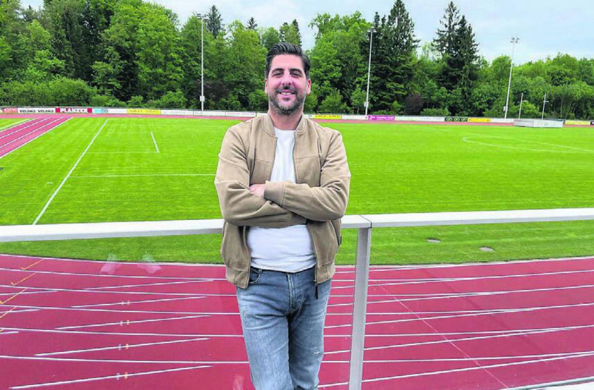 Luca Iodice auf der Burkertsmatt. Der 44-jährige Villmerger ist neuer Trainer des FC Mutschellen. Bild: zg