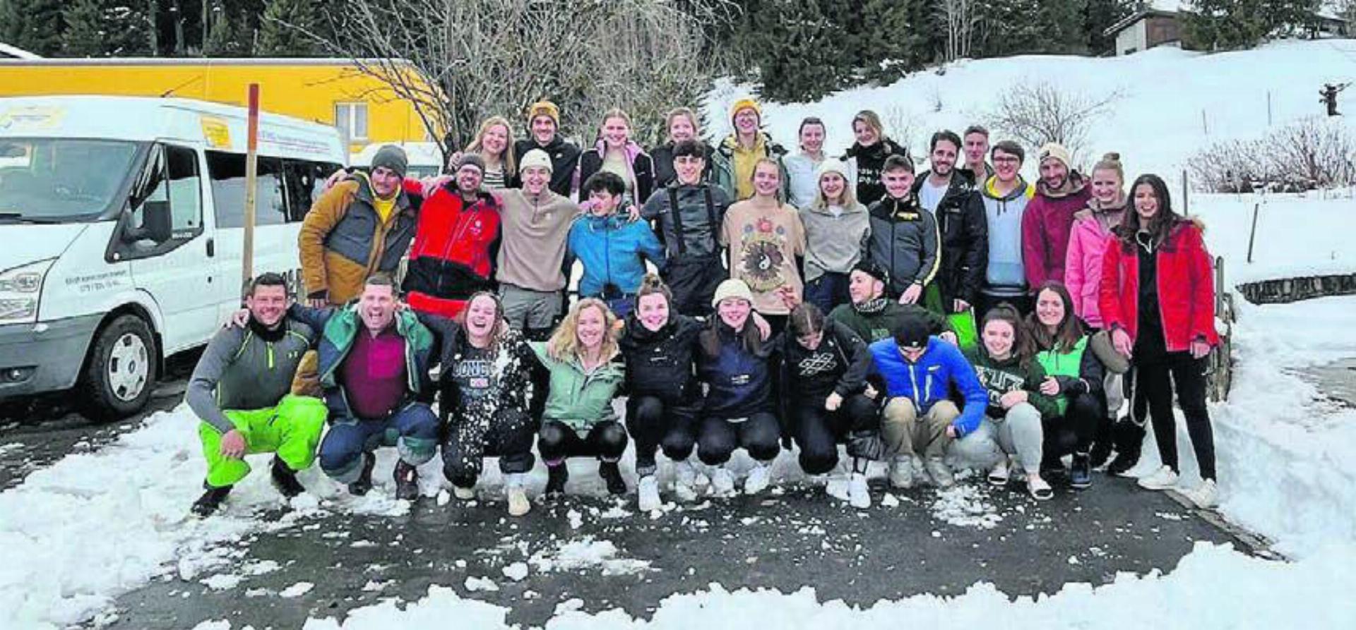 Gruppenbild im Schnee: Die Turnerinnen und Turner des TV Merenschwand. Bild: zg