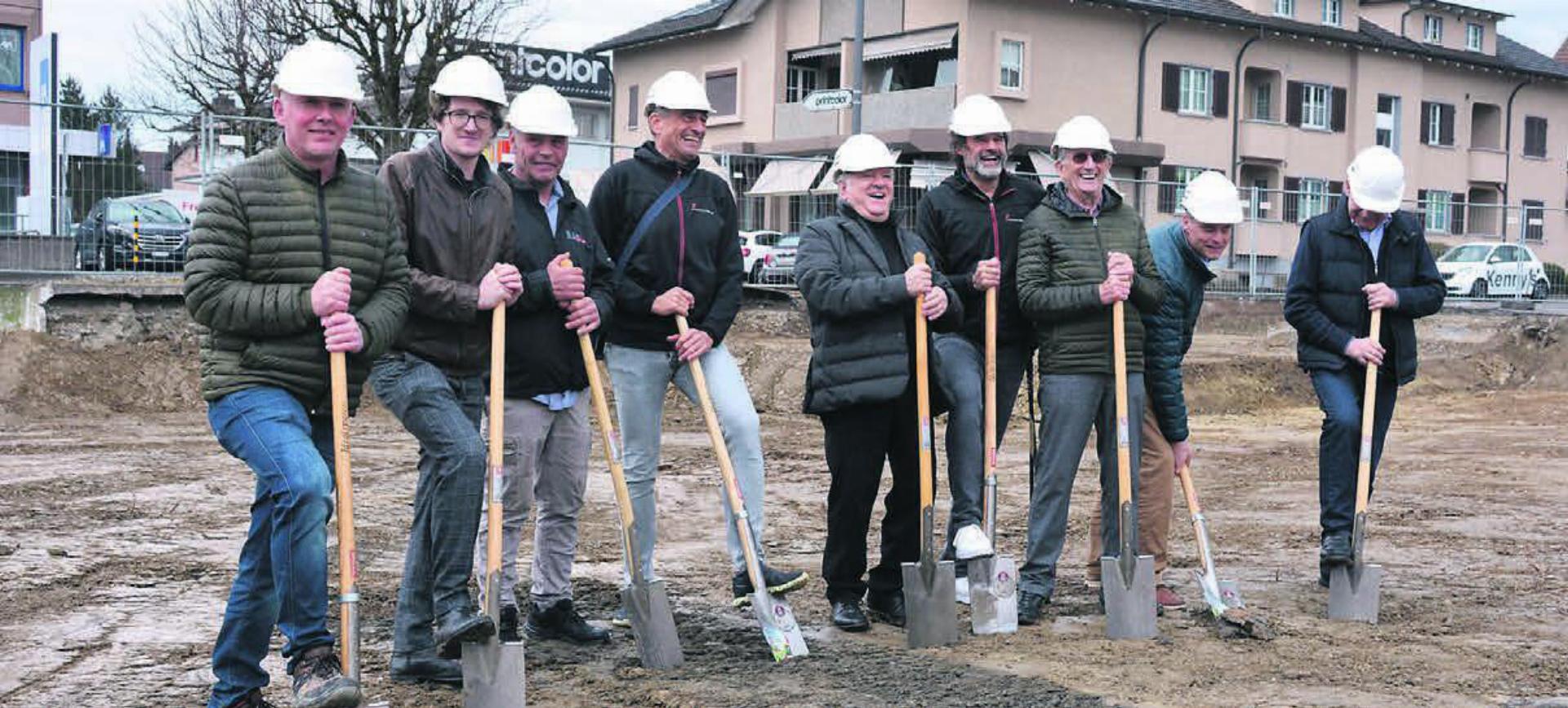 Viel Spass am Spatenstich der Überbauung Mutschellenplatz hatten die Architekten, Bau- und Behördenvertreter und natürlich die Grundeigentümer. Bilder: Sabrina Salm