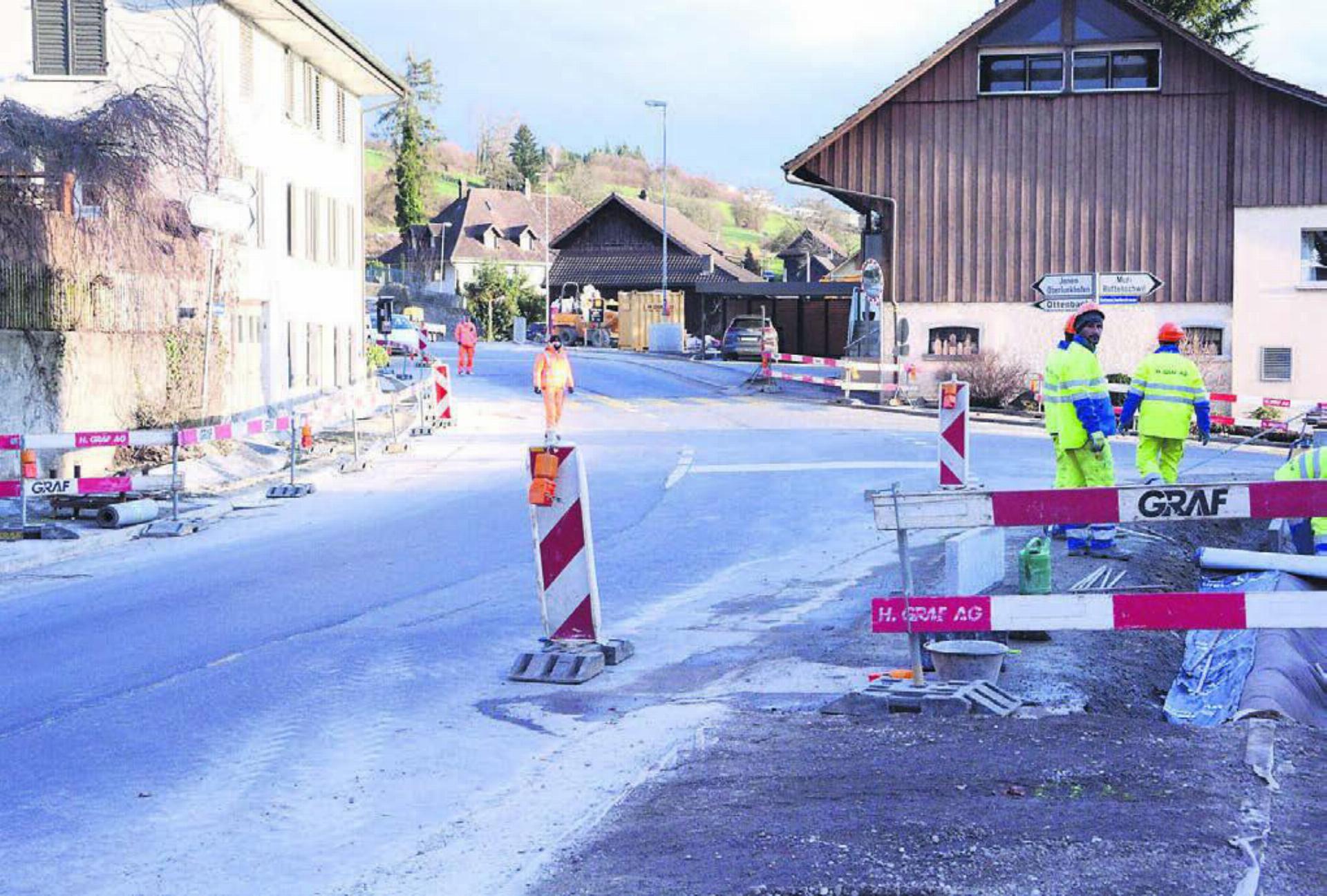 Die Vorbereitungen für die anstehende Vollsperrung der Kreuzung Zuger- und Rottenschwilerstrasse laufen. Bilder: Celeste Blanc