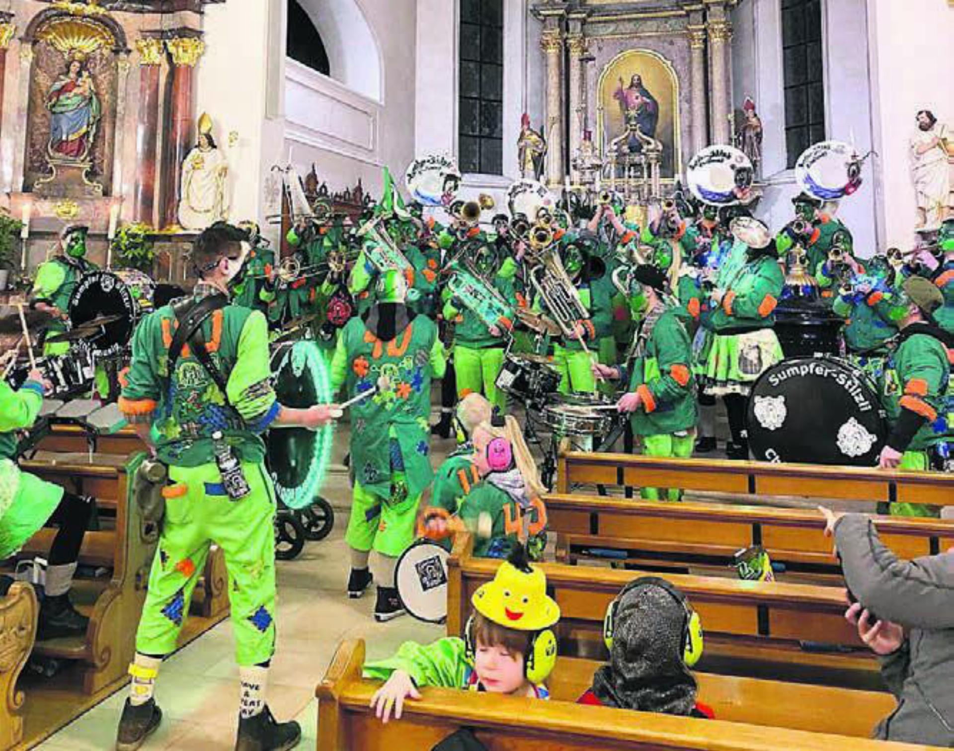 Beschwingte Guggenmusik erfüllte die Kirche St. Leodegar. Bild: zg