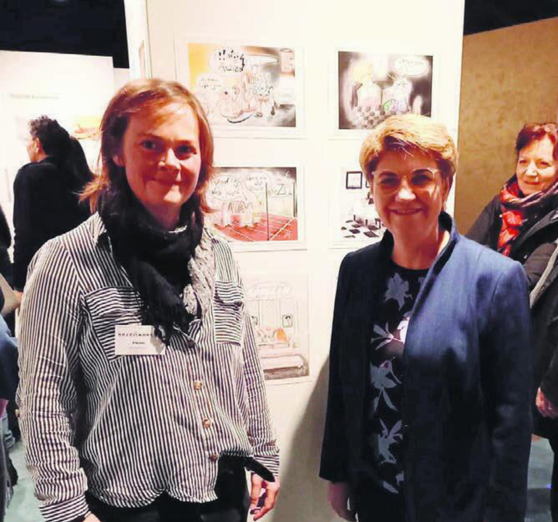 Nach Briefkontakt nun das erste kurze Treffen. Esther Sorg und Bundesrätin Viola Amherd vor dem Stand der Karikaturistin dieser Zeitung.