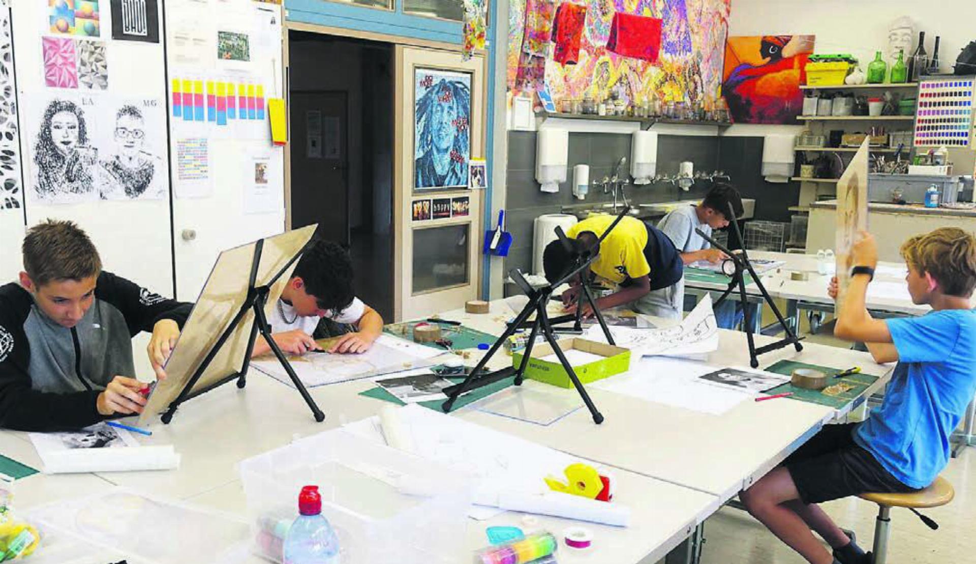 Im Kurs «Tape-Art» entstehen Kunstwerke aus Klebeband. Der Kreativität sind hierbei keine Grenzen gesetzt. Bilder: Susanne Schild - Das Bild wird blockiert. – Möglicherweise durch einen aktiven Adblocker.