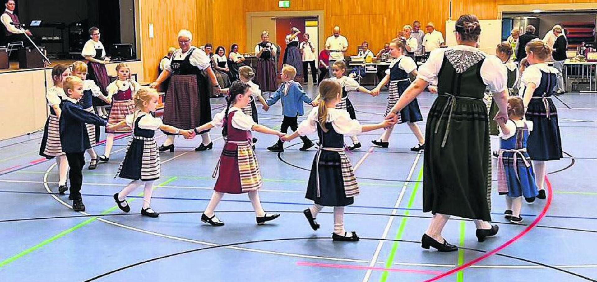Zeigte ihr Können: die Kindervolkstanzgruppe Eggenwil. Bild: zg