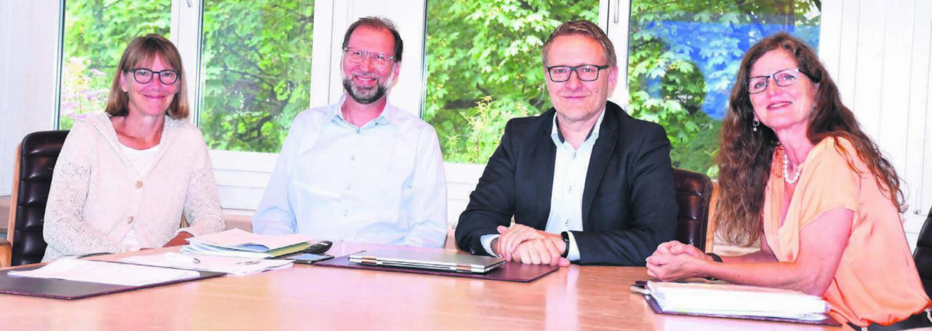 Die neue Strategie wurde vor allem zum Wohl der Kinder ausgearbeitet (von links): das Präsidium der Schulleitungskonferenz, Franziska Walti und Paul Bitschnau, Gemeindeammann Arsène Perroud und Gemeinderätin Ariane Gregor. Bild: Daniel Marti - Das Bild wird blockiert. – Möglicherweise durch einen aktiven Adblocker.