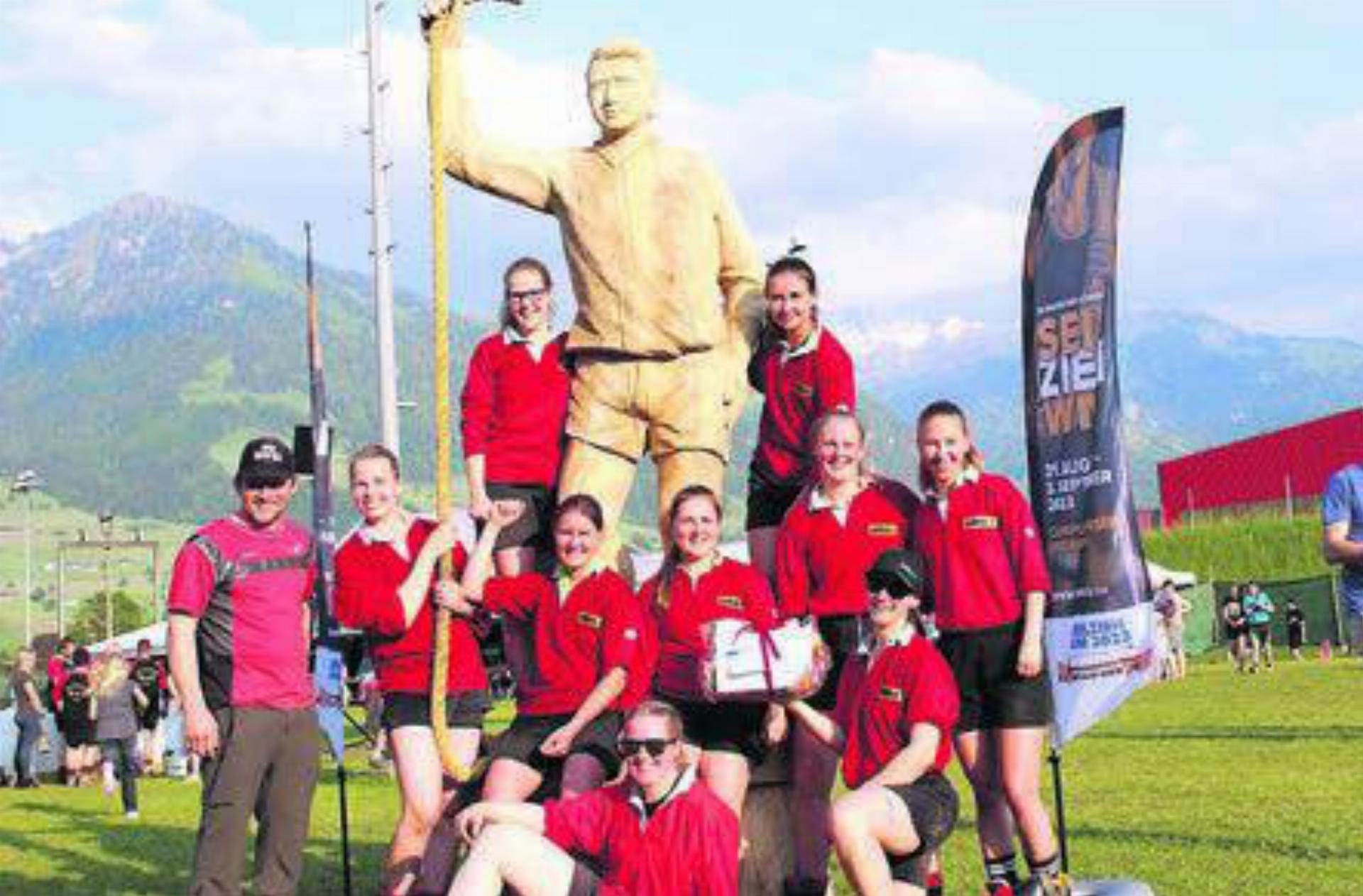 Die Sinser Frauen freuen sich über den Turniersieg. Im Hintergrund die WM-Statue «Ruedi der Fels». Bild: zg