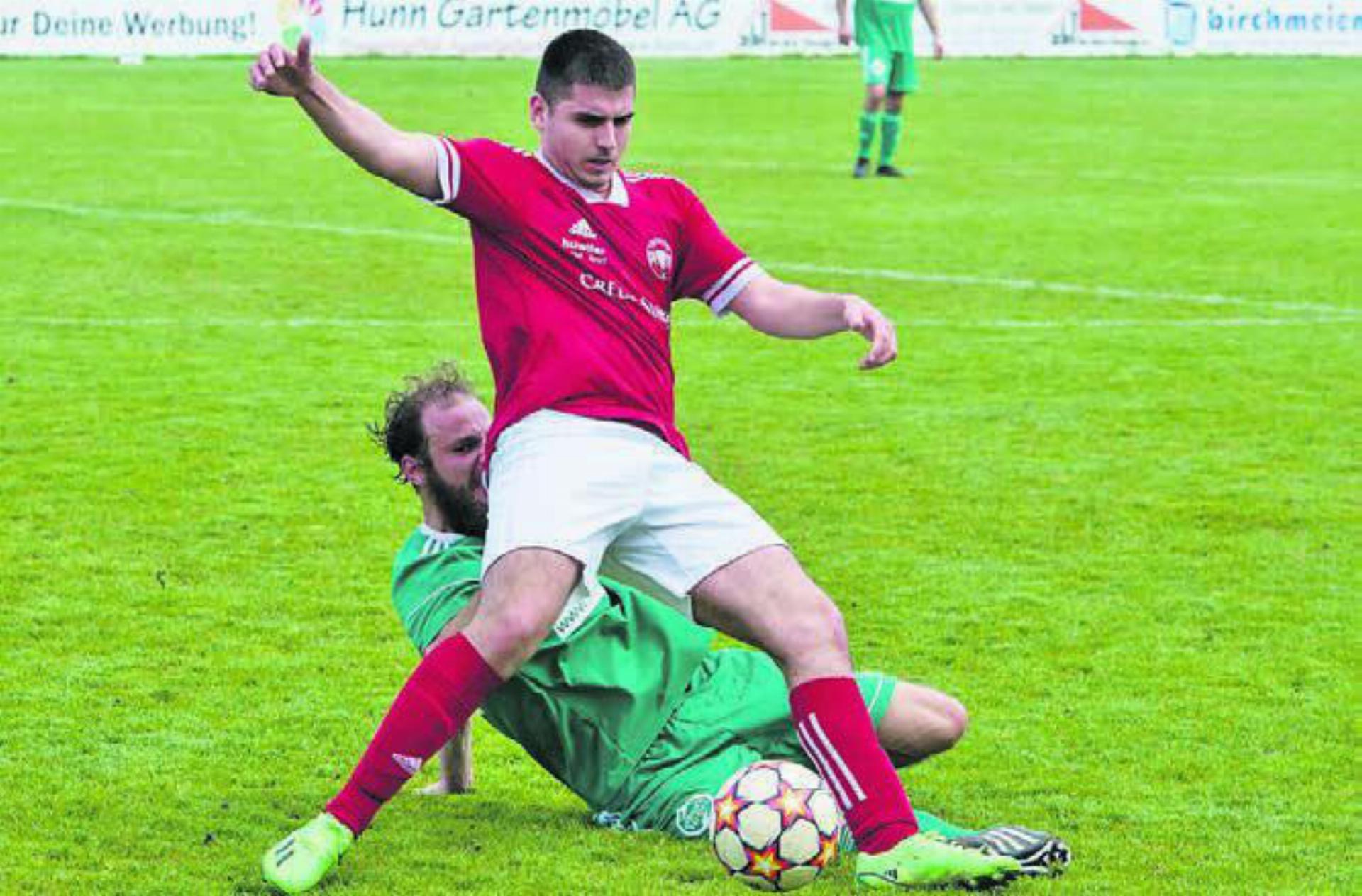 Halil Hoxhaj (vorne) und der FC Bremgarten wackelten im Derby gegen Niederwil. In Villmergen wollen es die Reussstädter besser machen. Bild: André Griffel - Das Bild wird blockiert. – Möglicherweise durch einen aktiven Adblocker.