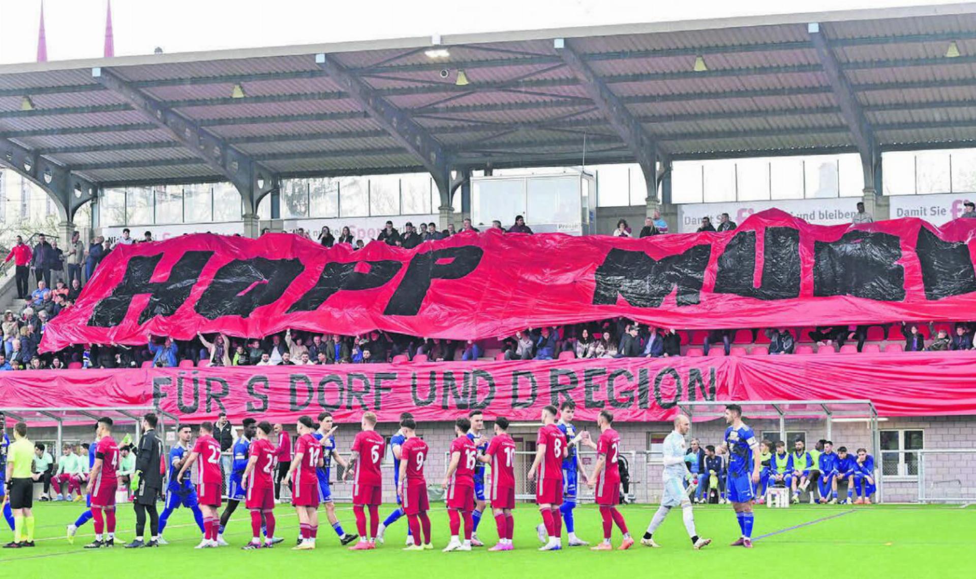 Gegen Wohlen gab es zuerst eine schöne Choreo und dann eins auf die Kappe. Der FC Muri muss nun gegen Thun II wieder auf die Beine finden. Bilder: awa/zg - Das Bild wird blockiert. – Möglicherweise durch einen aktiven Adblocker.