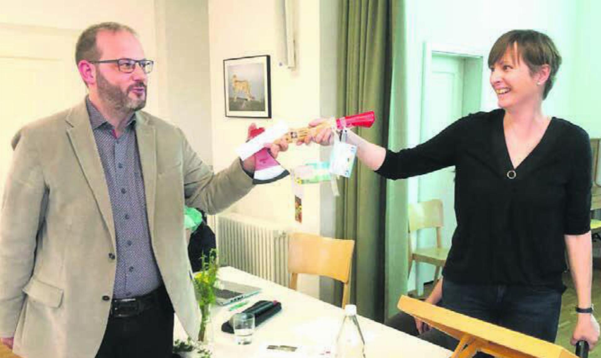Präsidentin Iris Steiger gratuliert Roman Bamert zur Wahl als Sozialdiakon. Bild: zg