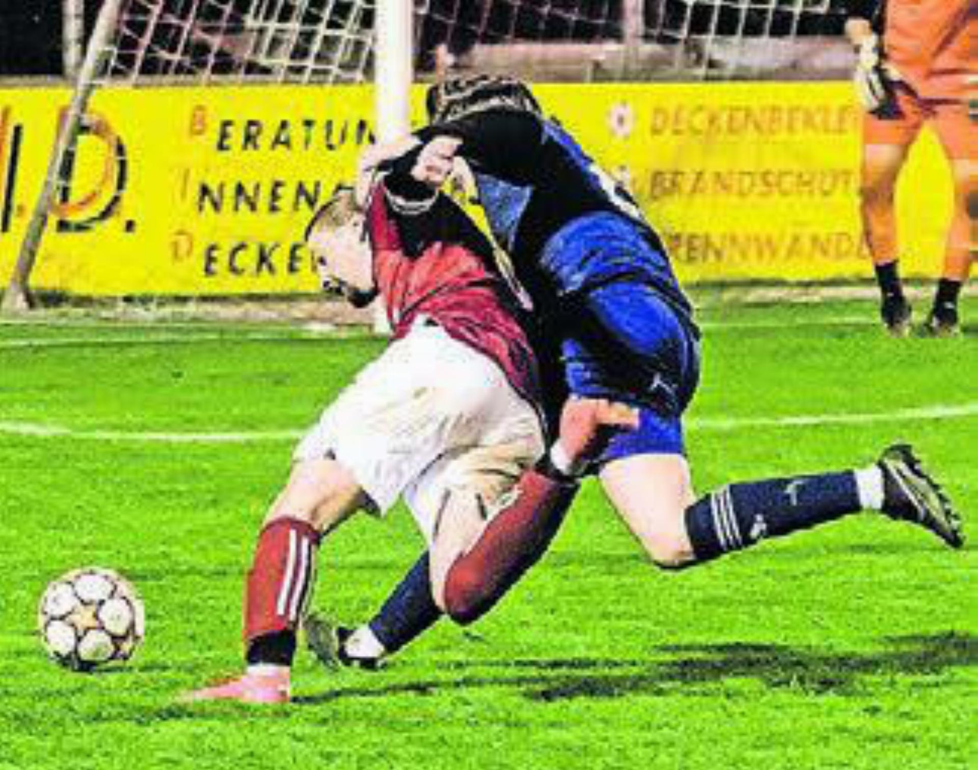 Luca Blumer (links) wird zu Fall gebracht. Der Penalty-Pfiff für Bremgarten bleibt aus. Bild: André Griffel