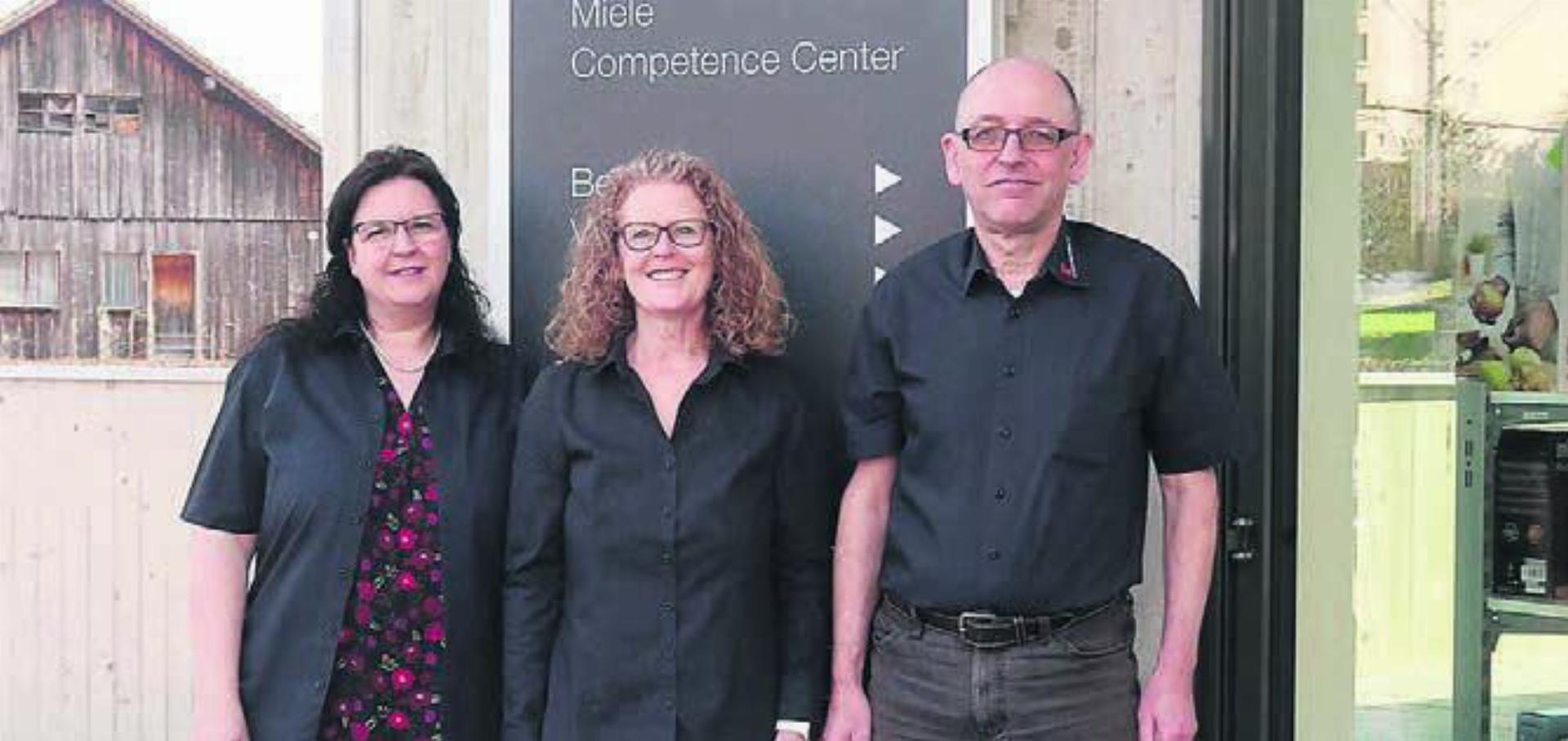 Nicole Bruno, Heidi Schmid, Richard Stüssi (von links) begrüssen die Kunden im neuen Verkaufslokal. Bild: zg