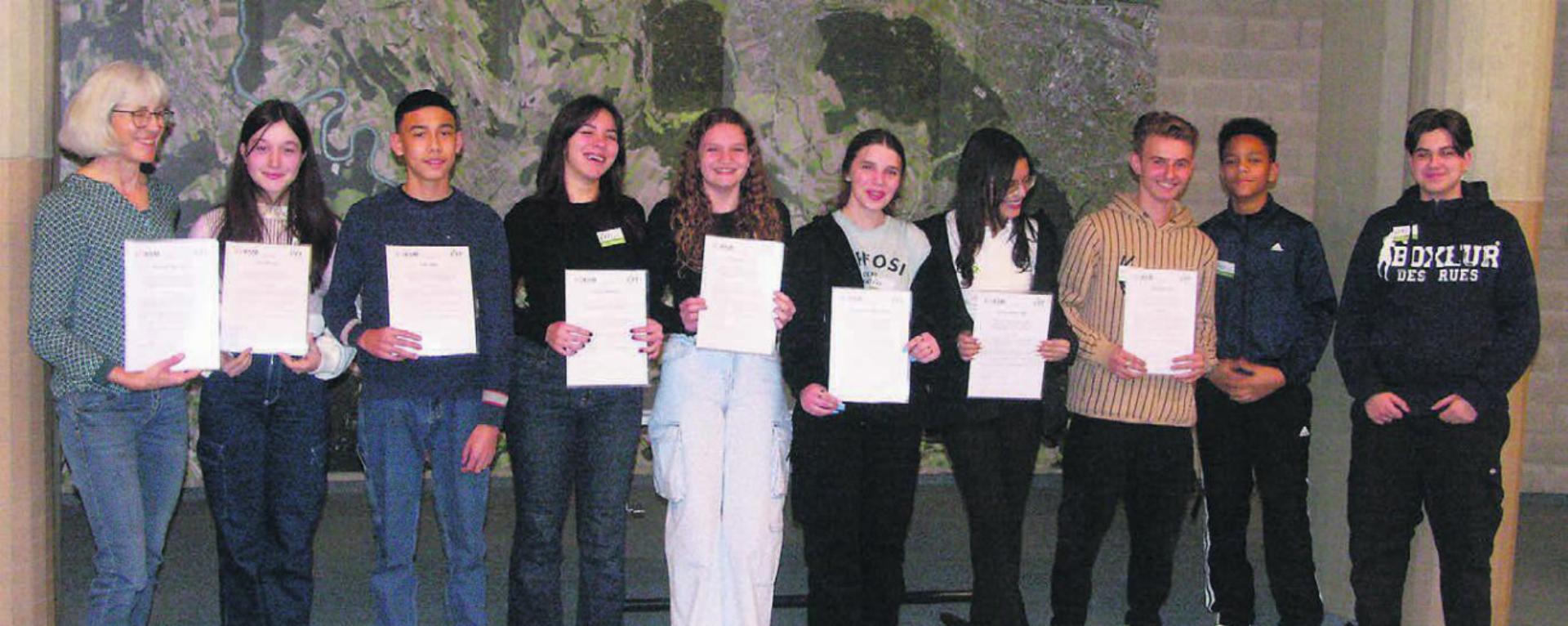 Projektbetreuerin Anita Schertenleib (links) mit den LIFT-Diplomanden der Kreisschule Mutschellen. Bilder: vb