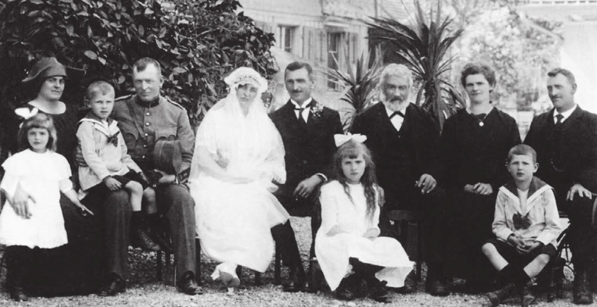Immer wieder besuchte Jakob Huber (Vierter von links) sein altes Heimatdorf, wie hier an der Hochzeit seines Bruders Josef.