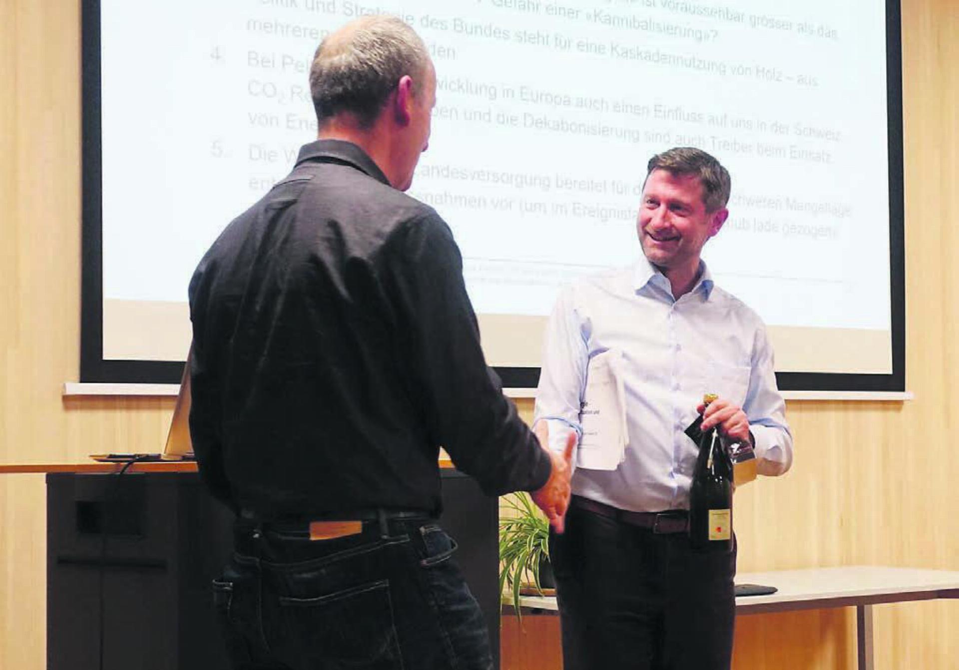 Stefan Staubli, Präsident Holzenergie Freiamt, (links) bedankt sich bei Referent Alfred Kammerhofer. Bild: Susanne Schild