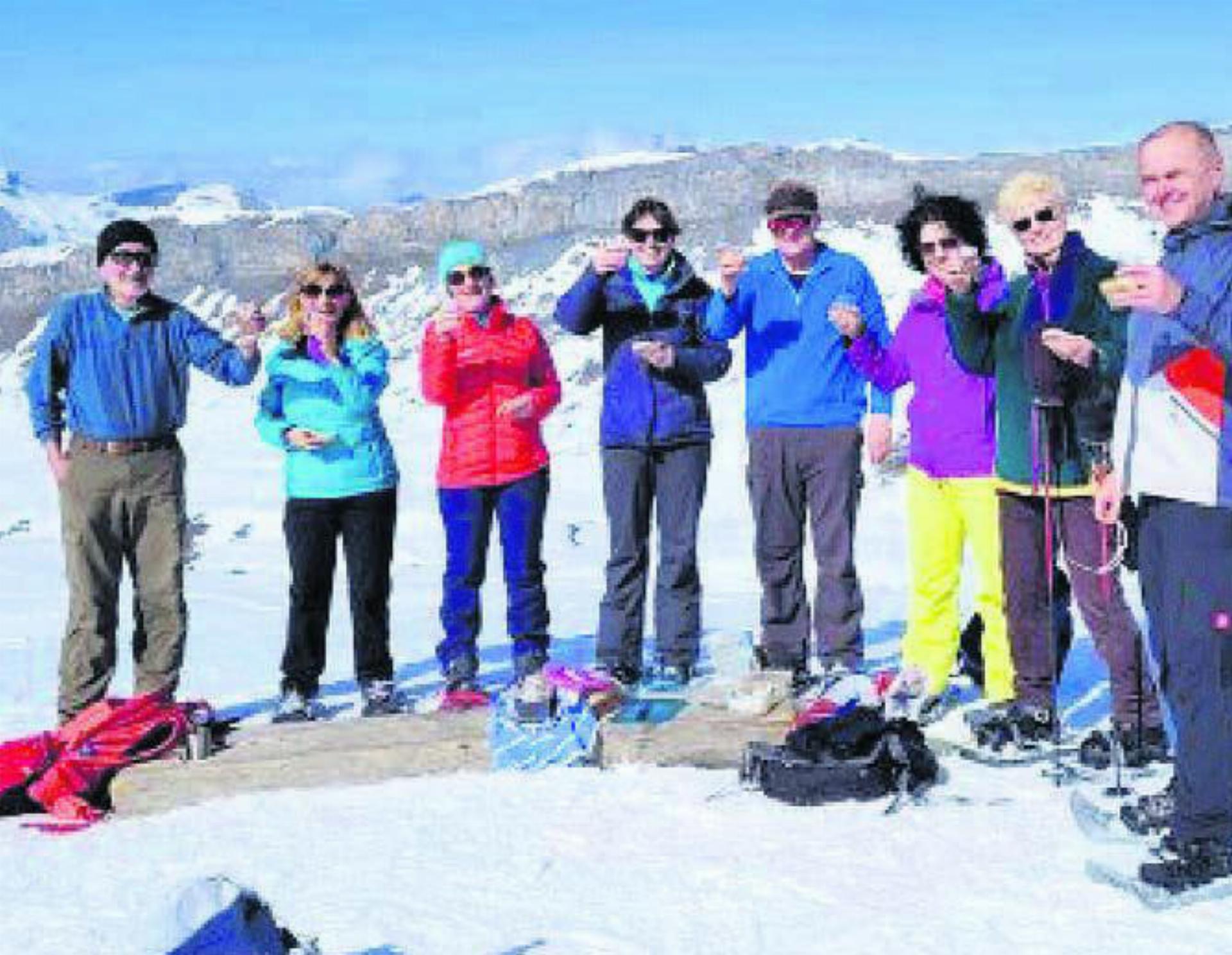 Die Teilnehmer der Schneeschuhwanderung erlebten einen fröhlichen Tag. Bild: zg