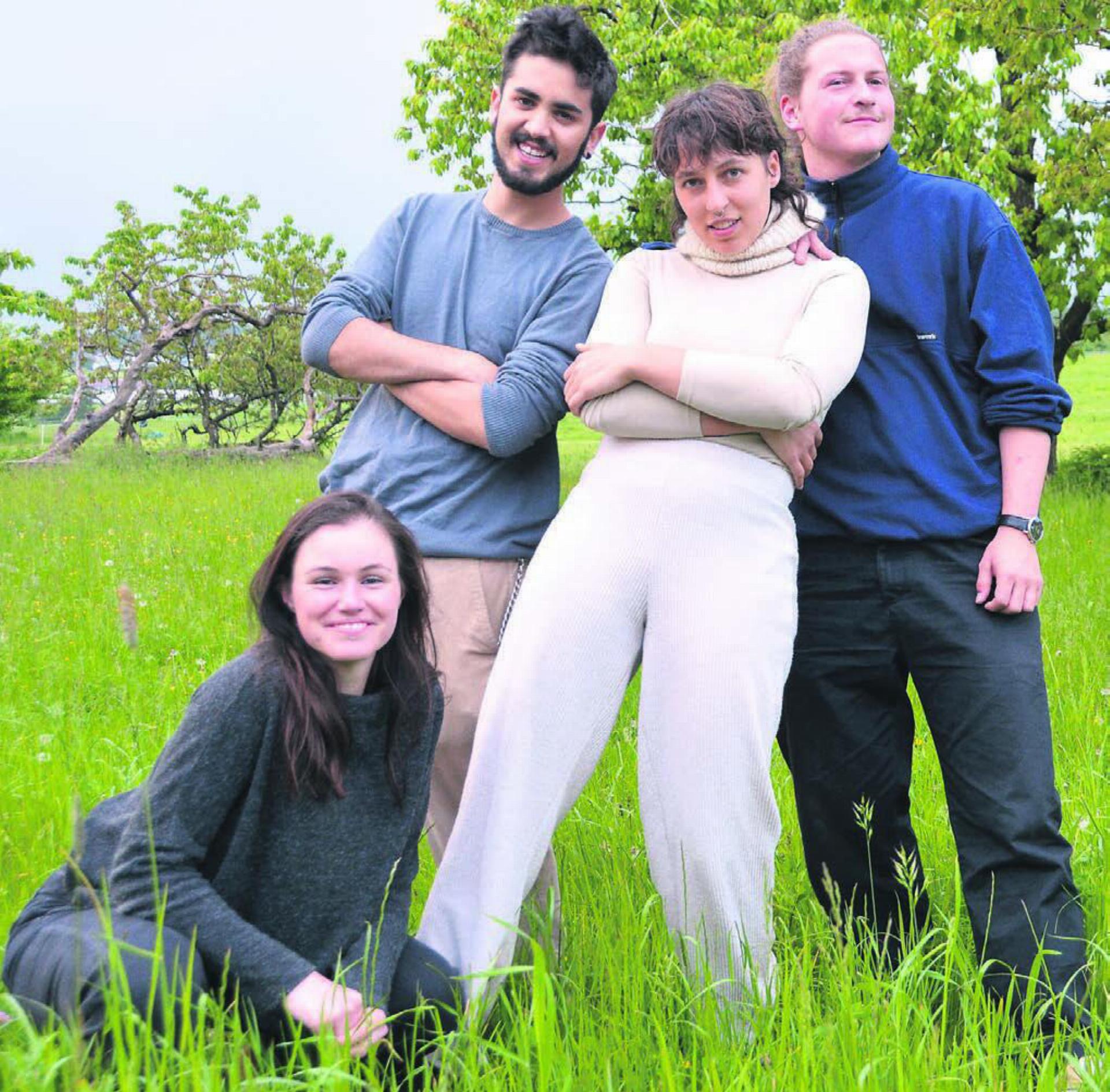 Auf dieser Wiese wird das Lamalaghala-Festival stattfinden: (v.l.) Rahel Renggli, Claudio Beniclès, Jana Holland und Orlando Preiswerk. Bild: Roger Wetli