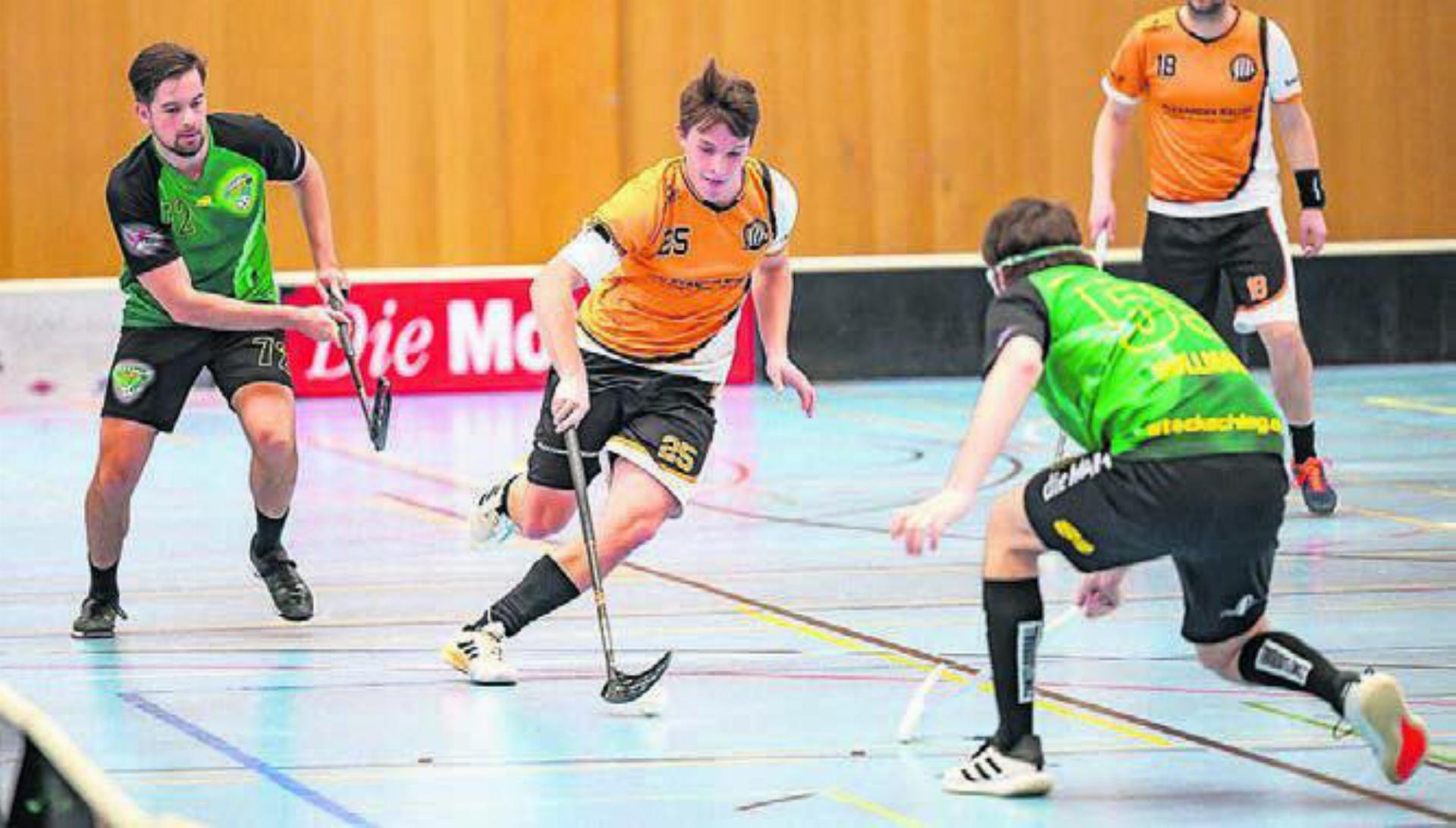 Der Mutscheller «Best Player» Manuel Helfenberger (in Orange) mit Zug aufs Tor. Bild: zg