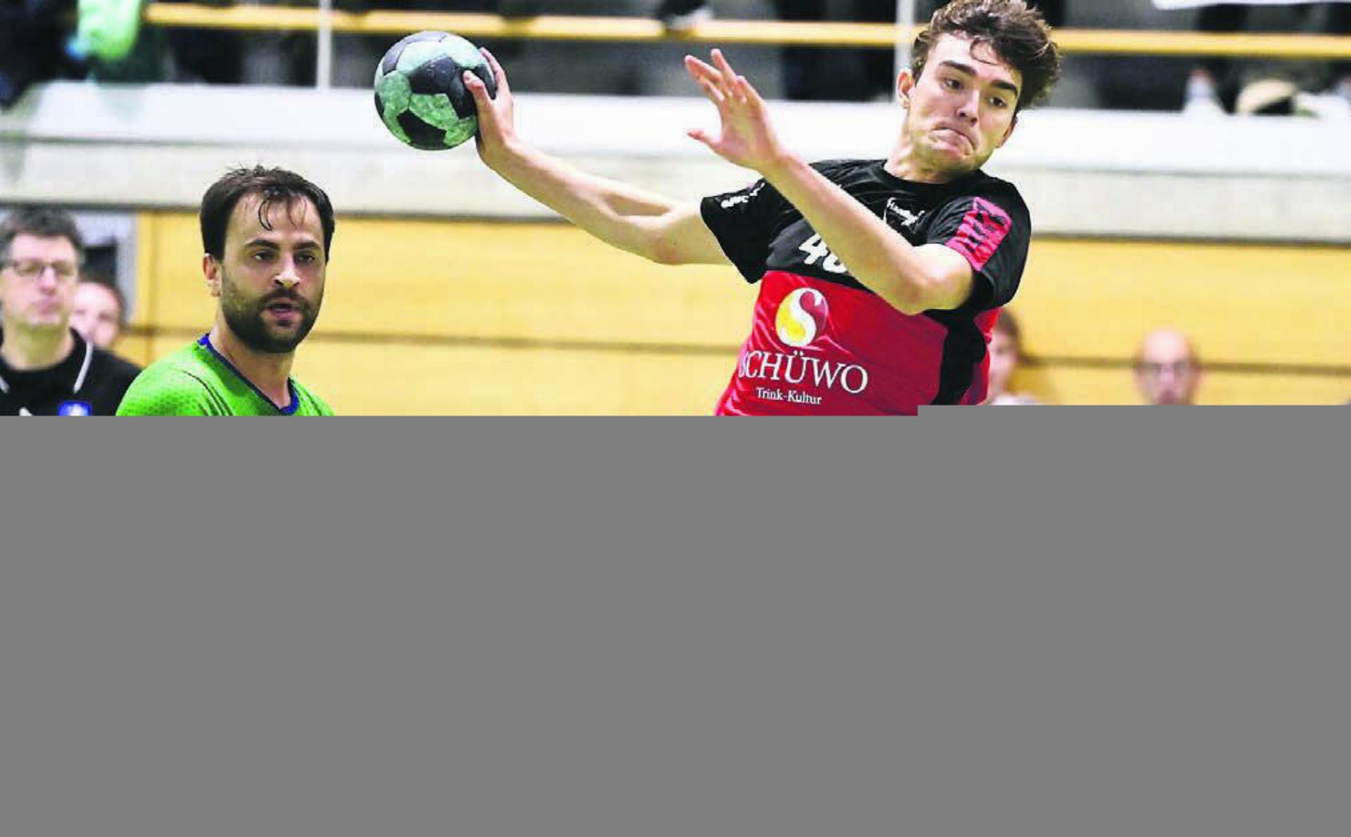 Simon Eser (rechts) nimmt viel auf sich, damit er bei Handball Wohlen spielen kann. Bild: Archiv/awa