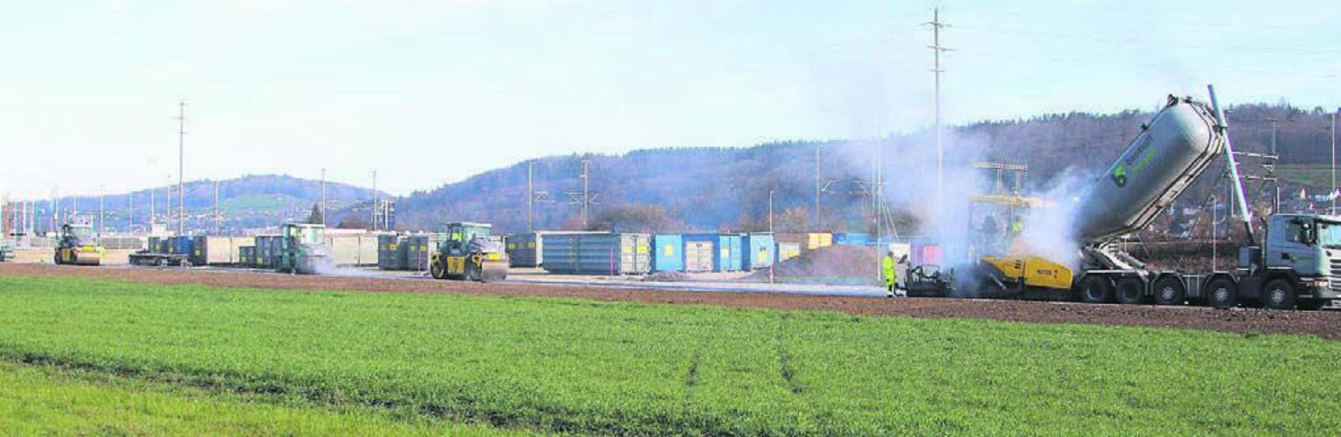Die Erschliessungsarbeiten sind im Gange. Wenn es mit dem Neubau losgehen kann, ist eine Bauzeit von 15 Monaten geplant. Bild: jl