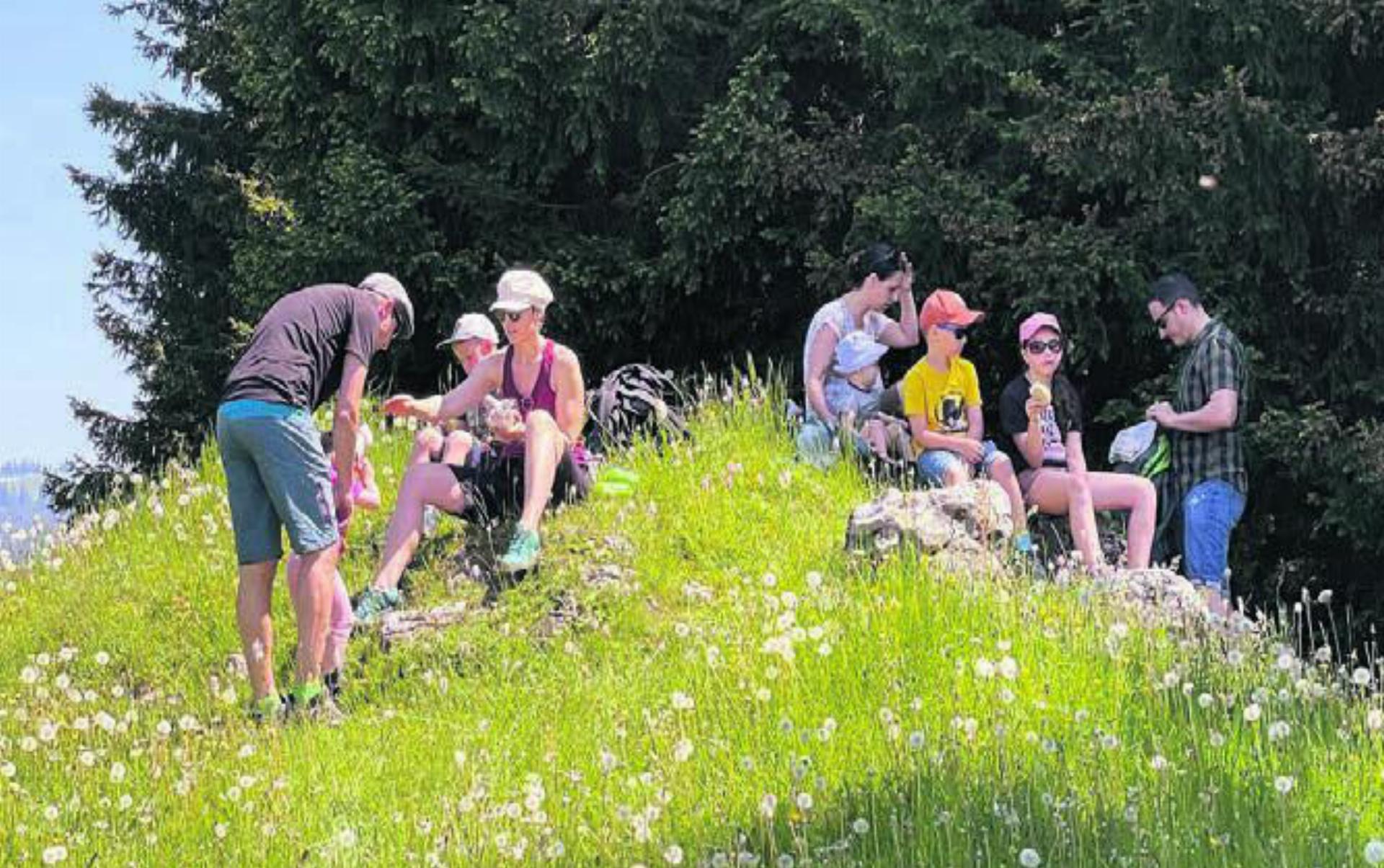 Familienidylle beim Rasten auf einer Wanderung. Bild: zg - Das Bild wird blockiert. – Möglicherweise durch einen aktiven Adblocker.