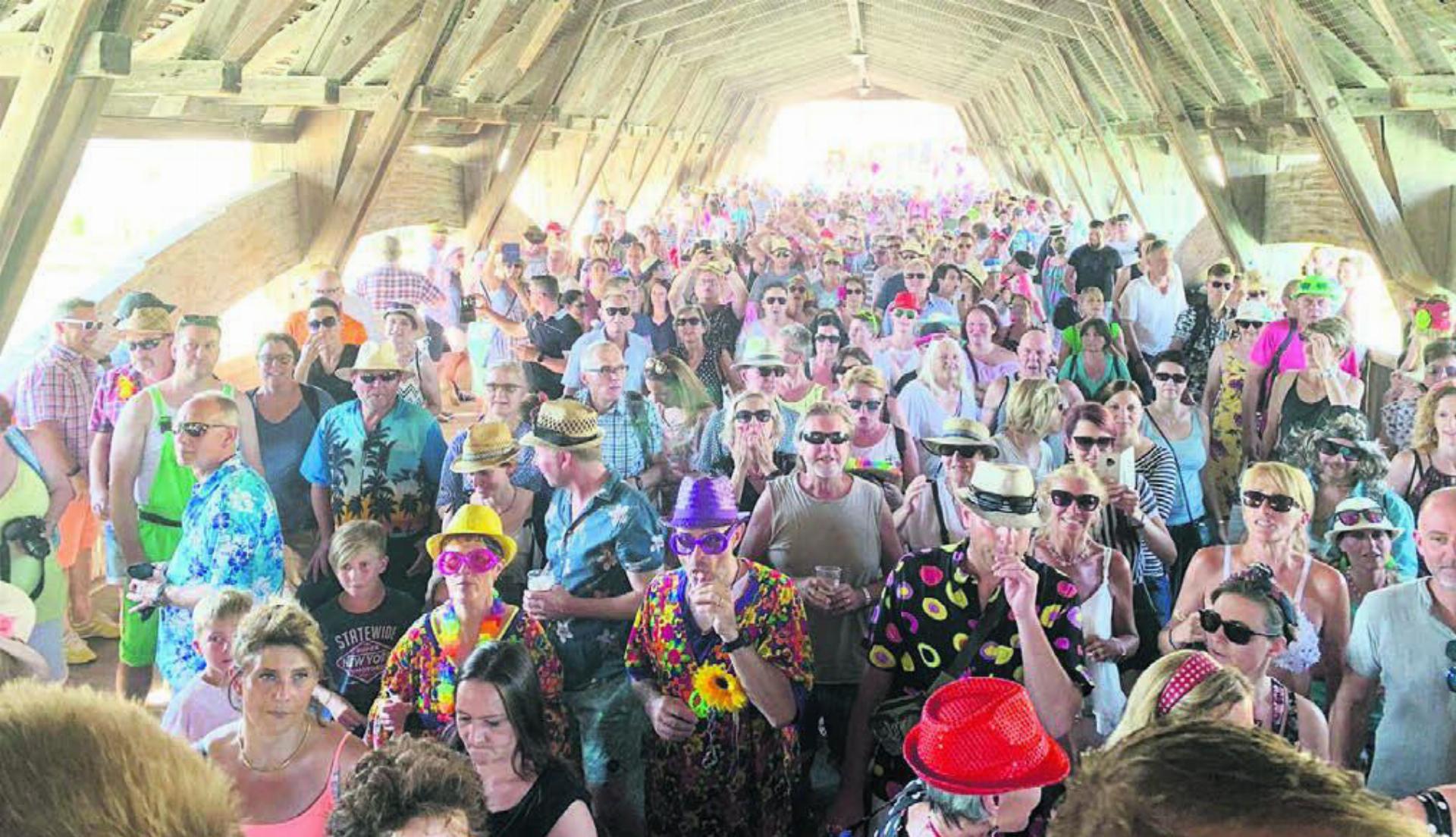 Schlagerfans auf der Holzbrücke: Die Rallye gehört zu den Highlights des Schlagerwahnsinns. Auch während des Leuefäschts. Bild: zg