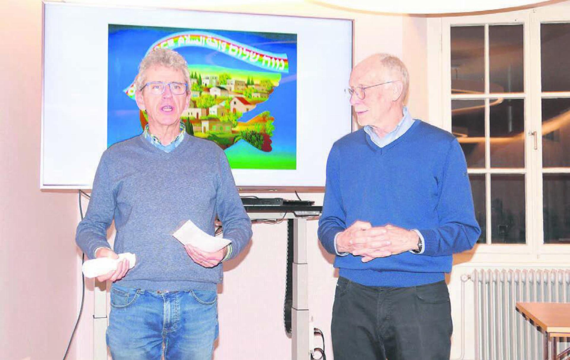 Gastgeber Hans Peter Stierli überreichte als Dank und Ermunterung dem Gastreferenten Gabriel Oser eine Osterkerze der Pfarrei Hägglingen mit der Aufschrift von Jesu Worten «Friede sei mit euch». Bilder: tre