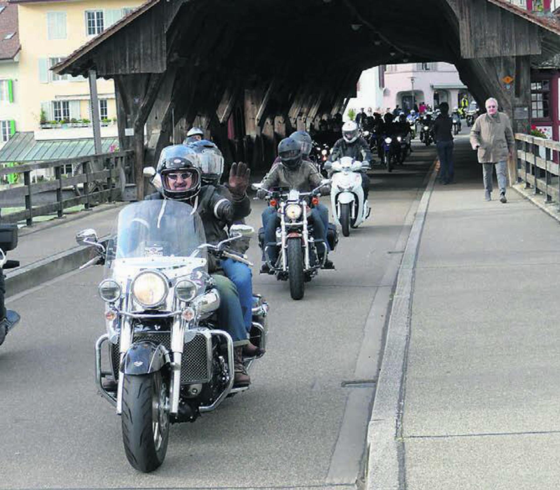 Rund 200 Motorräder ratterten am Samstag über die Bremgarter Holzbrücke.