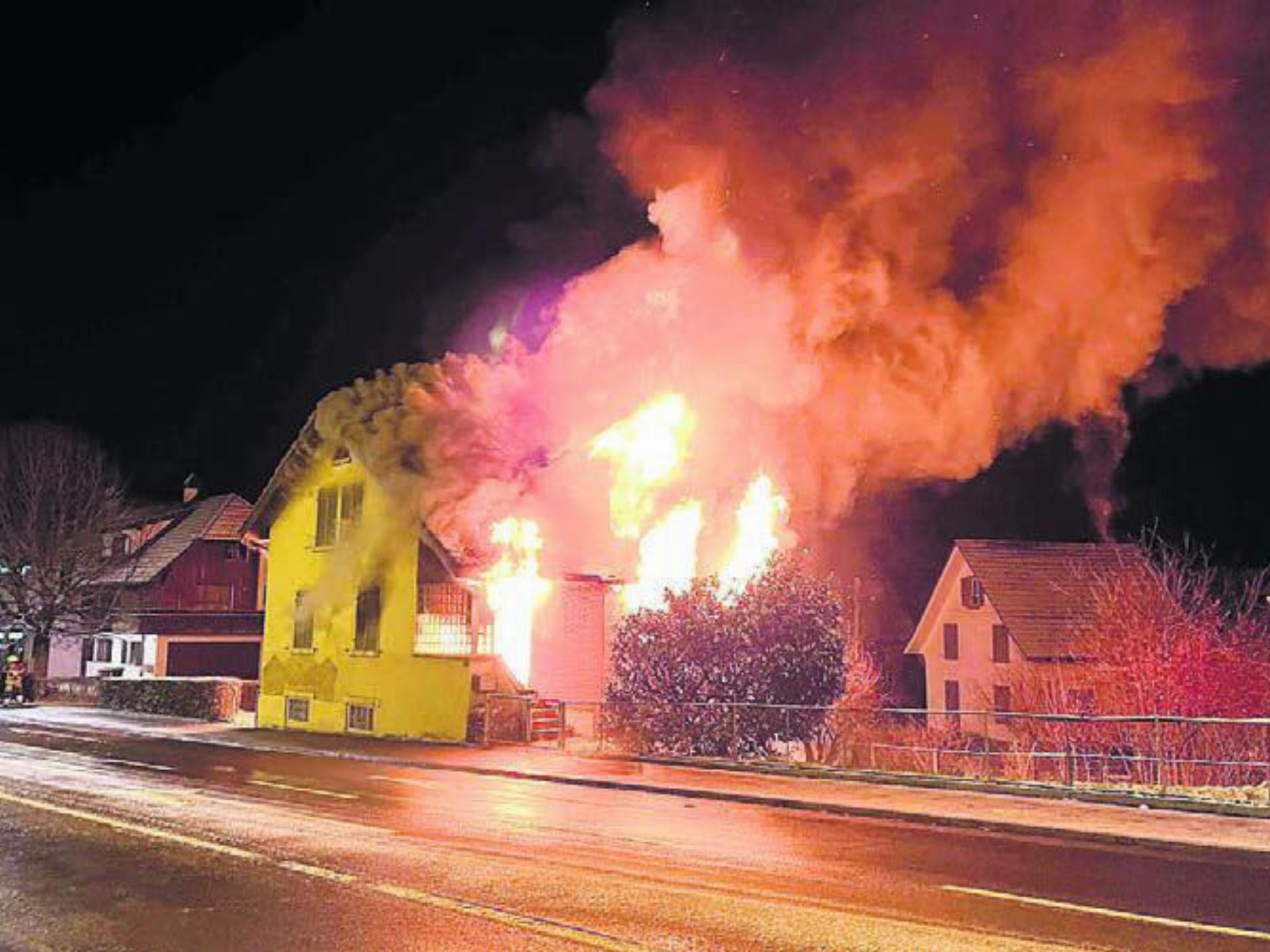 Das alte Haus brannte lichterloh, trotz Grosseinsatz der Feuerwehr war es nicht mehr zu retten. Im Innern machten die Rettungskräfte einen traurigen Fund. Bild: pz