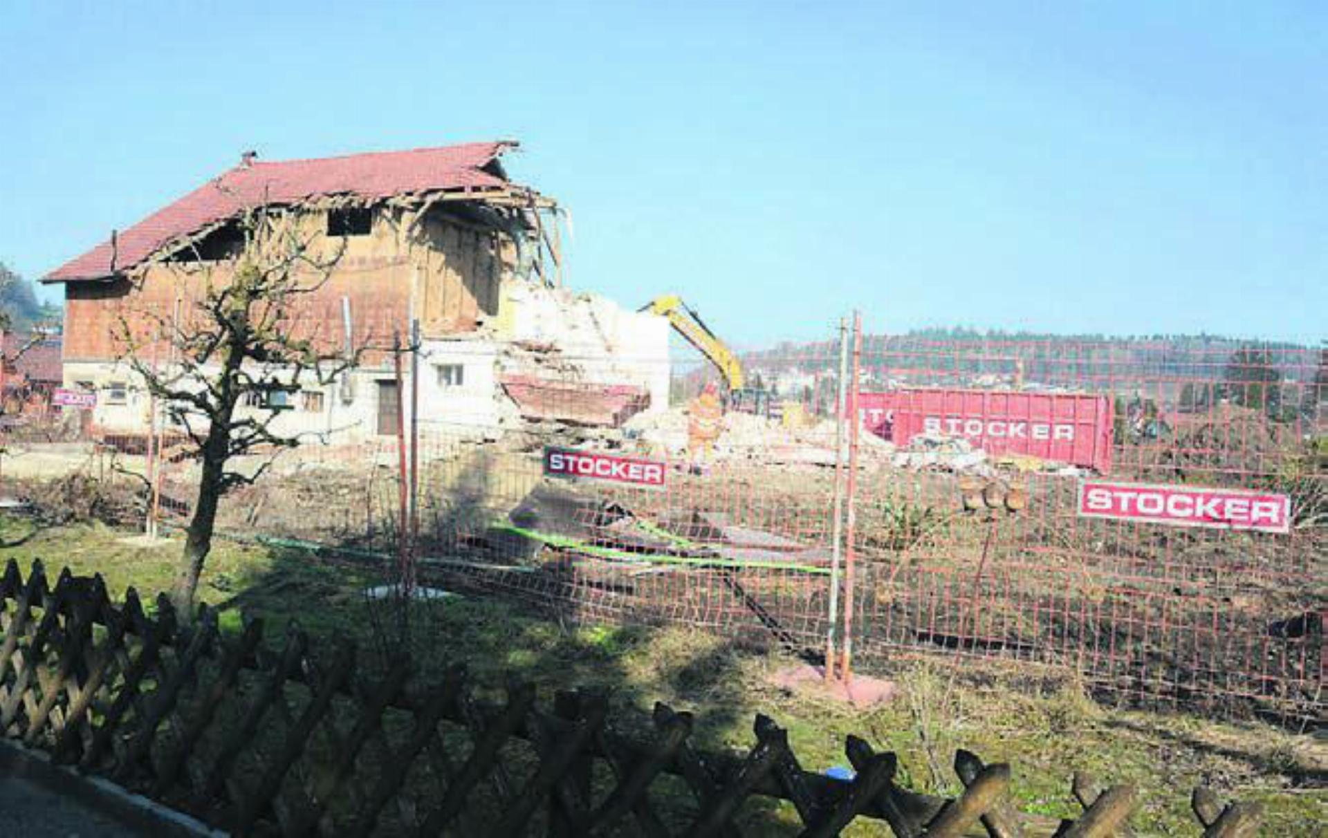 Die Abbrucharbeiten sind gestartet, in den kommenden Monaten sollen hier im Eggental-Quartier fünf neue Mehrfamilienhäuser entstehen. Bild: chh