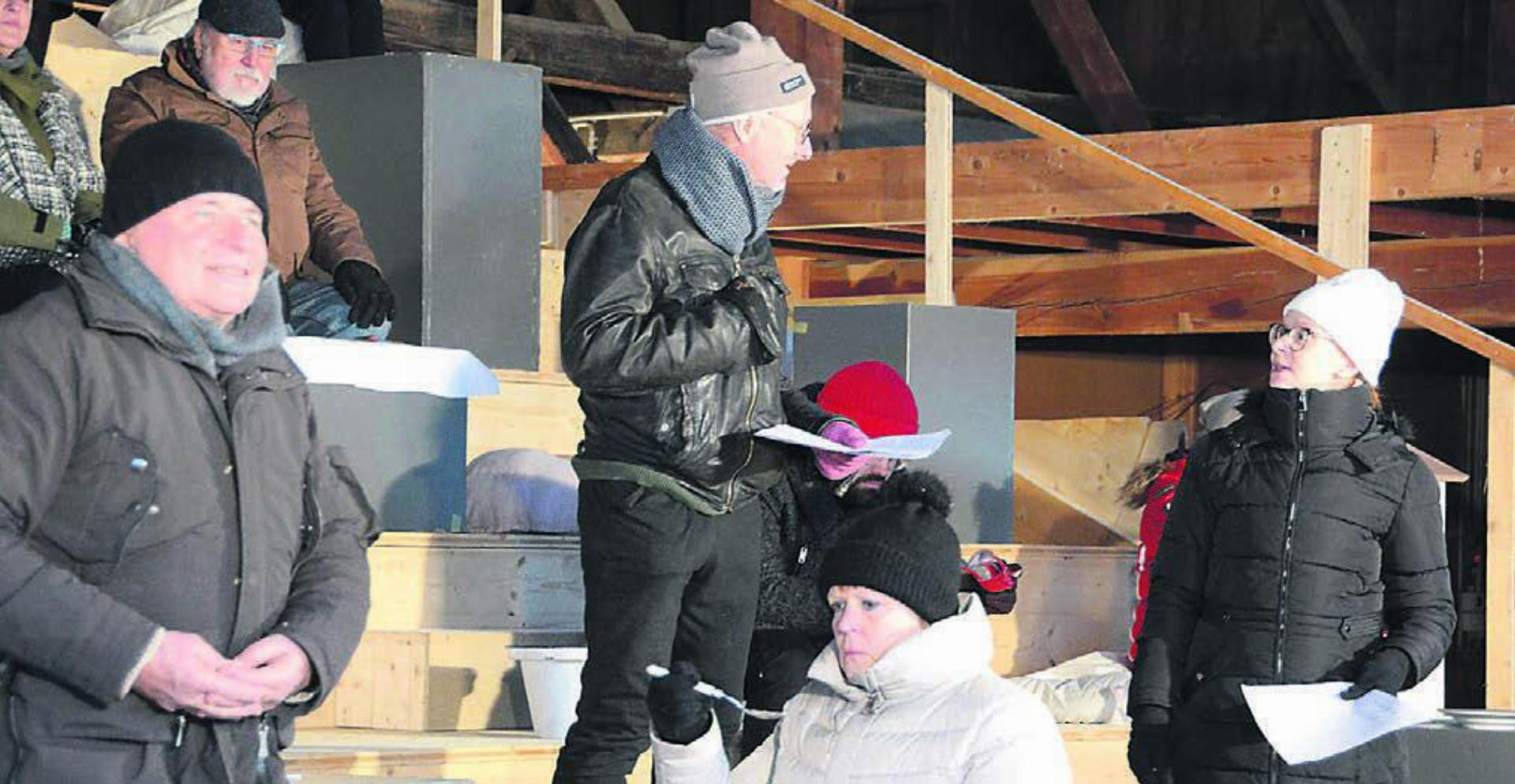 Der Villmerger Autor Paul Steinmann (Mitte) hat nicht nur die Mundartfassung geschrieben, er spielt selbst im Stück mit. Die Aufnahme stammt vom Probeweekend vor wenigen Wochen bei eisigen Temperaturen. Bild: Archiv - Das Bild wird blockiert. – Möglicherweise durch einen aktiven Adblocker.