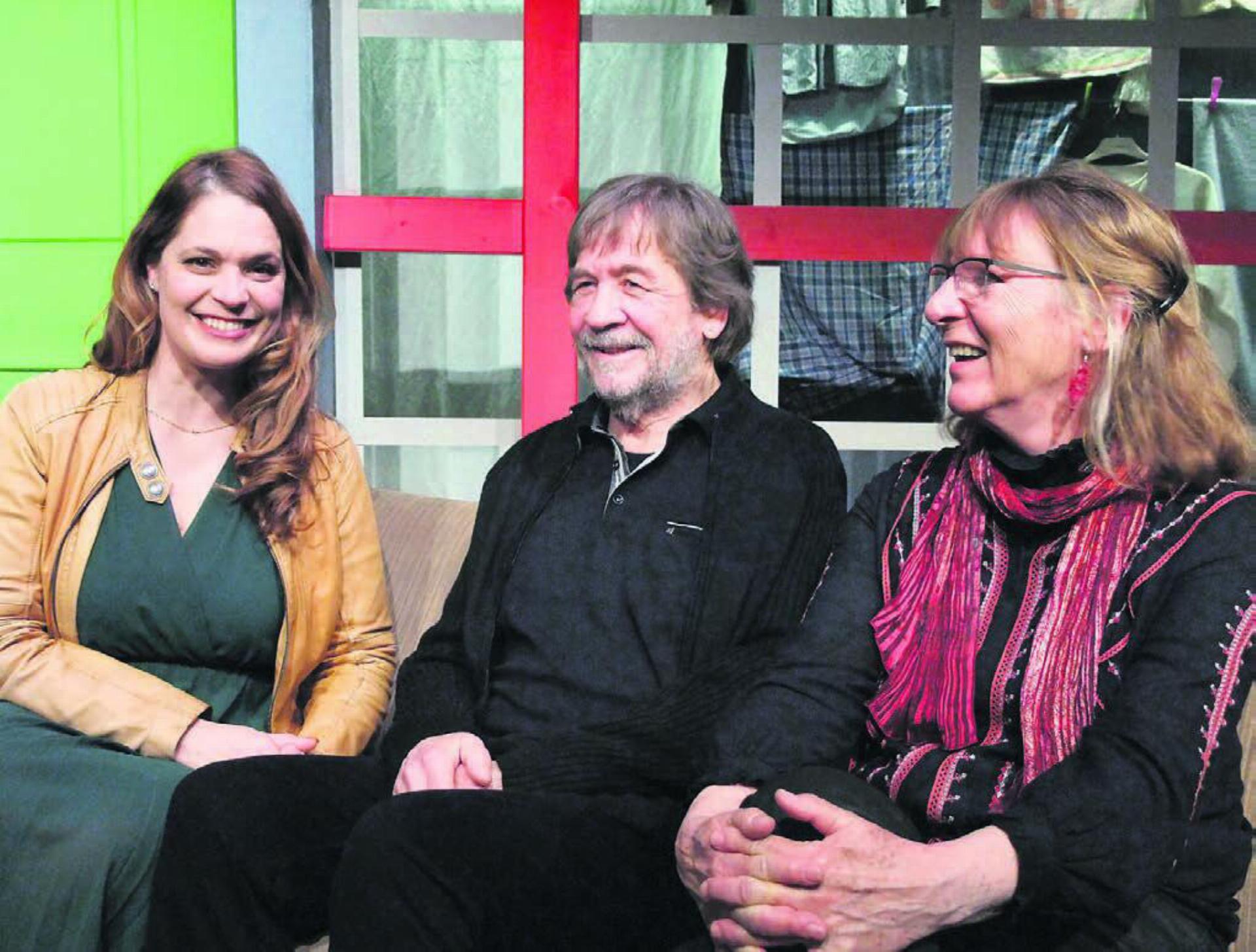 Moderatorin Michèle Schönbächler (links) mit ihren Gästen Peter Spalinger und Barbara Krom für das Gespräch inmitten des Bühnenbilds der diesjährigen Eigeninszenierung. Bild: Bernadette Oswald