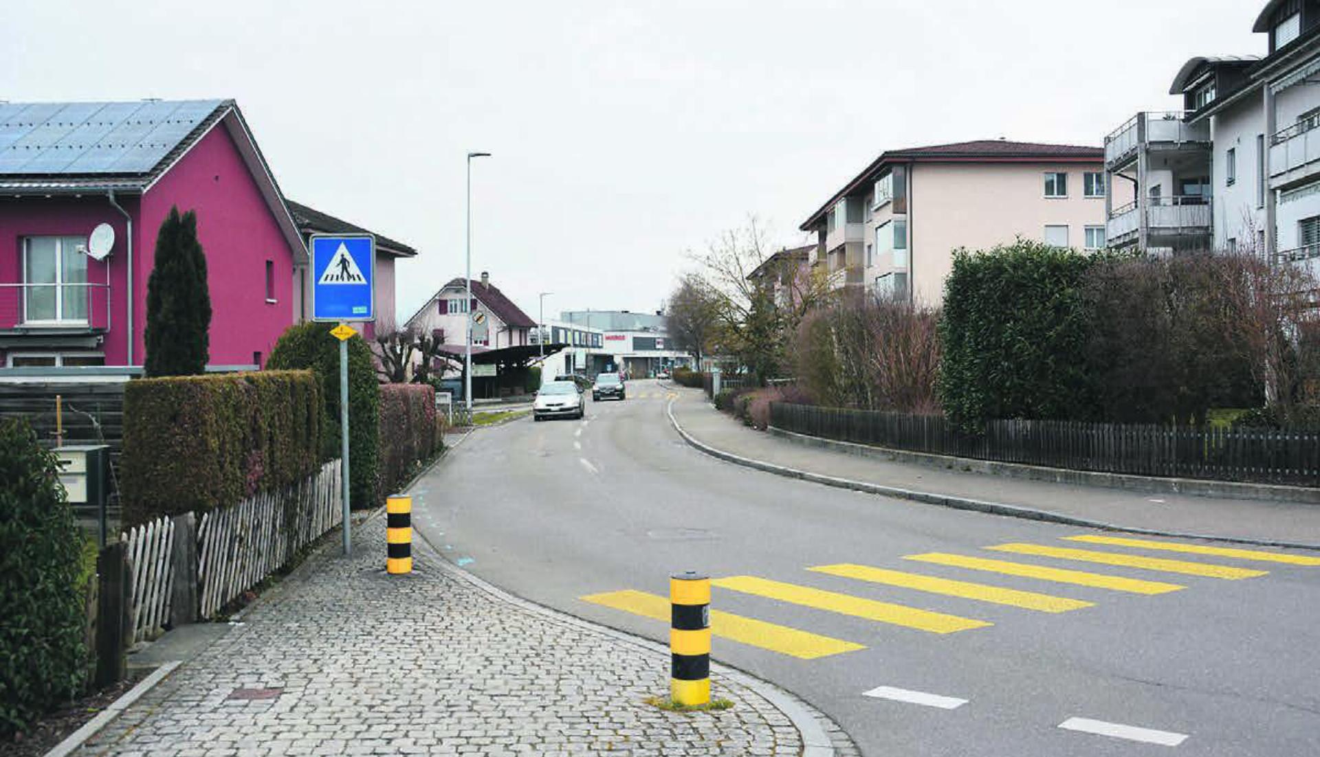 Diese Strasse soll auf der ganzen Länge saniert werden. Bild: zg