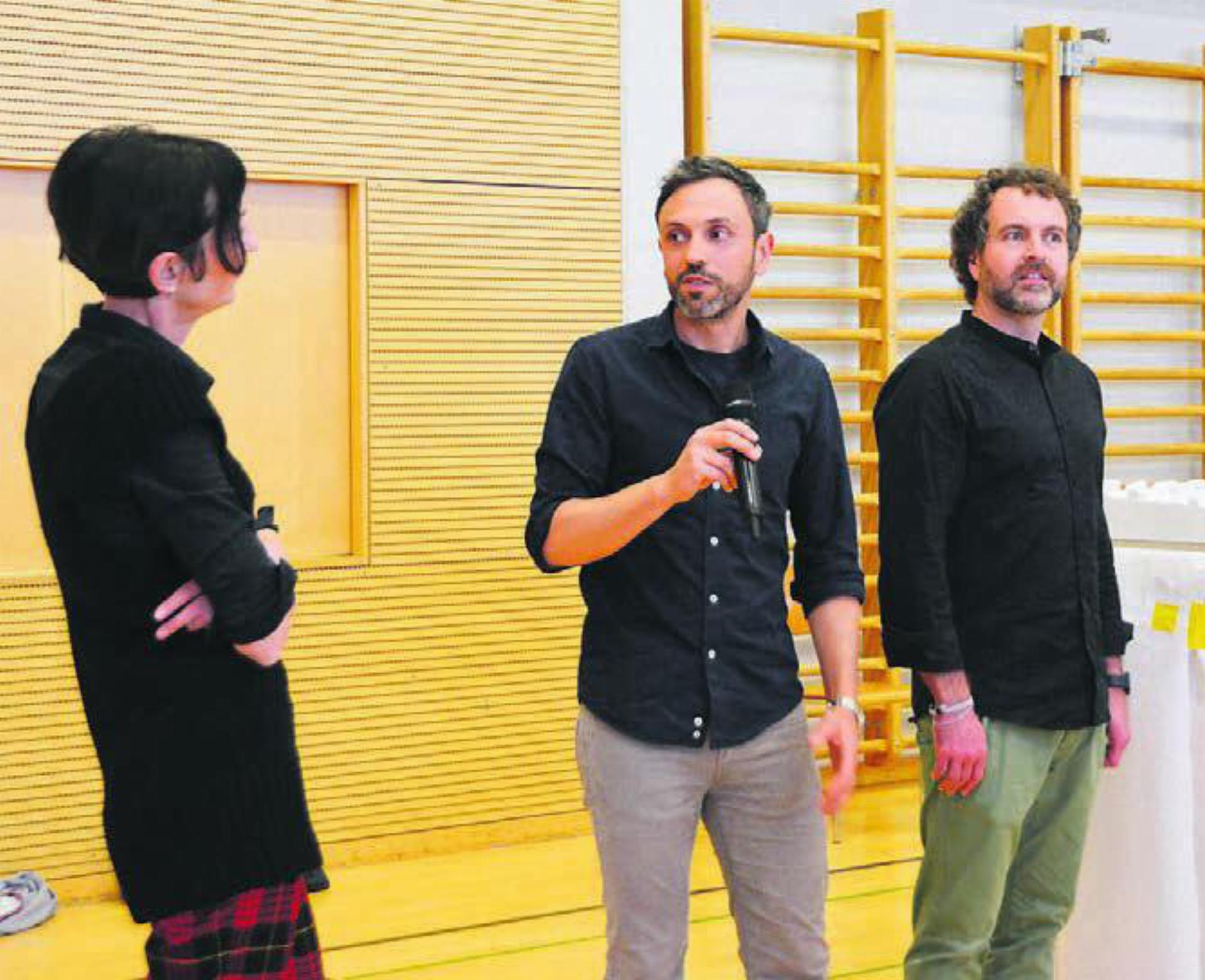 Astrid Staufer vom Preisgericht im Gespräch mit den beiden siegreichen Architekten Giulio Bettini und Daniel Penzis (von links).