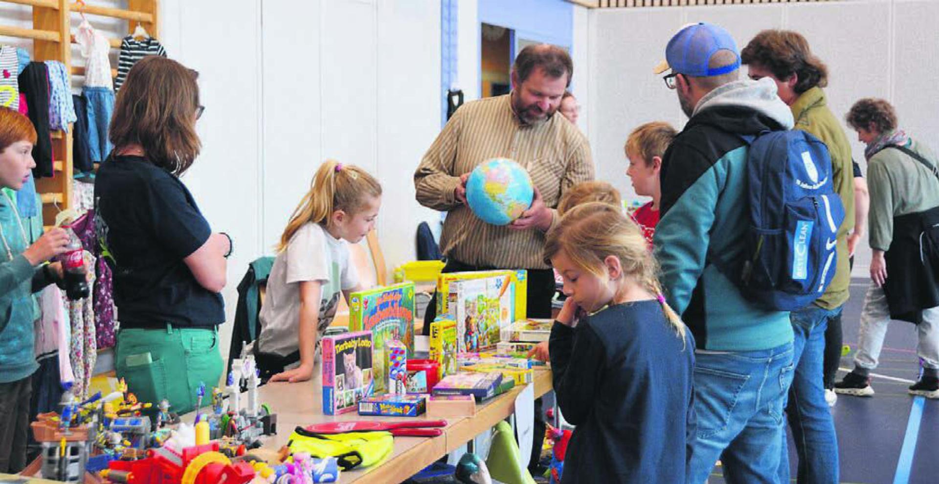 Die einen brauchens nicht mehr, andere suchen danach – am Flohmarkt wechselten einige Spielsachen den Besitzer.