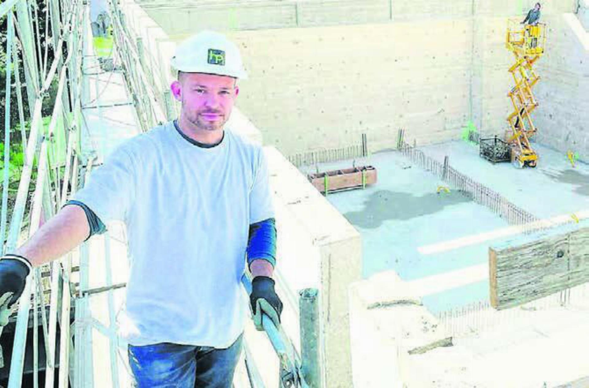 Sascha Heubacher auf der Baustelle des früheren Kinos Rex. Das Bild stammt aus dem Jahr 2021, als die Bauarbeiten in vollem Gang waren. Bild: spr/Archiv - Das Bild wird blockiert. – Möglicherweise durch einen aktiven Adblocker.