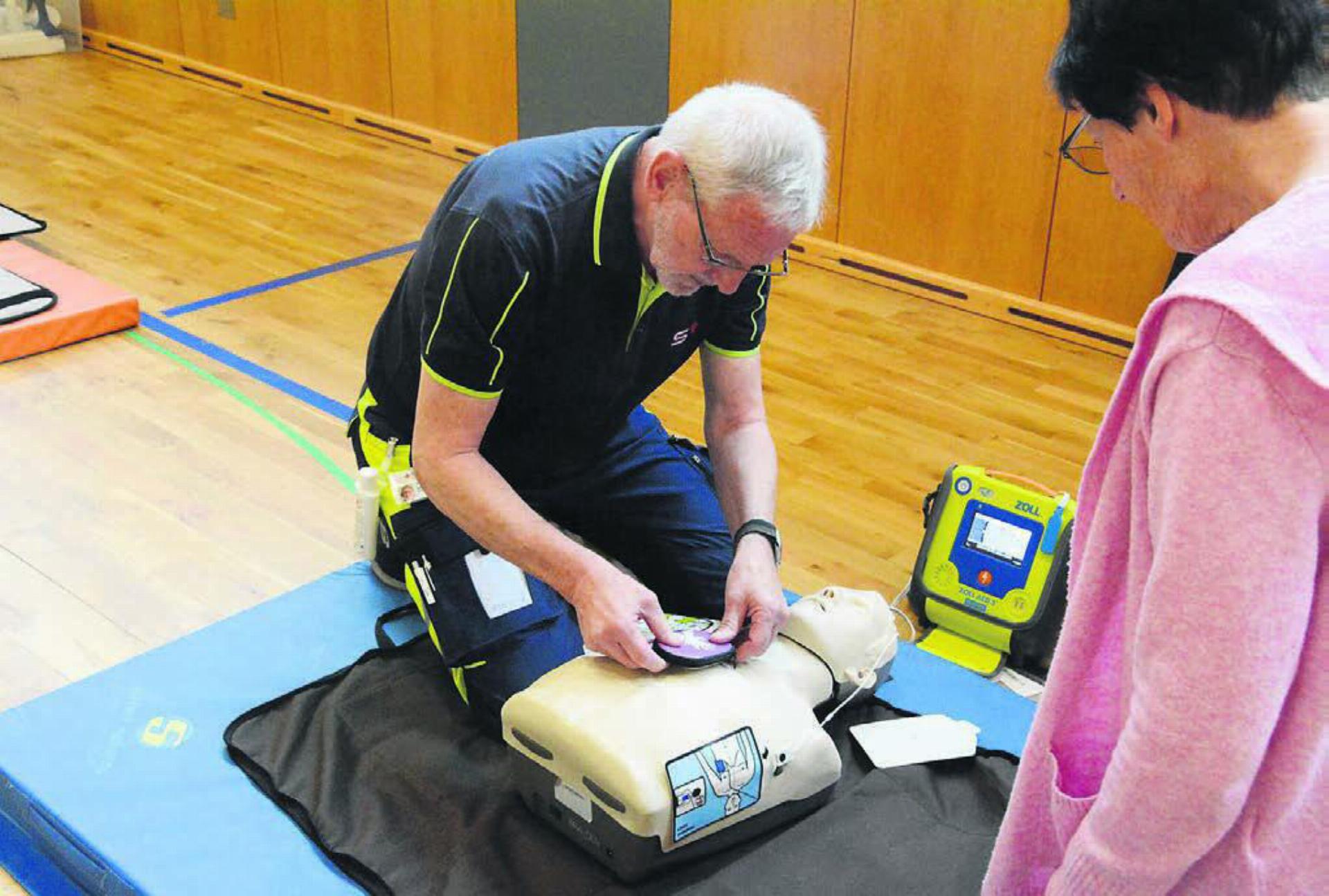 Samariterlehrer und Vorstandsmitglied Toni Gassmann demonstriert, wie ein AED-Gerät richtig eingesetzt wird. Das Gerät führt einen dabei Schritt für Schritt durch den gesamten Prozess. Bilder: Chregi Hansen / zg