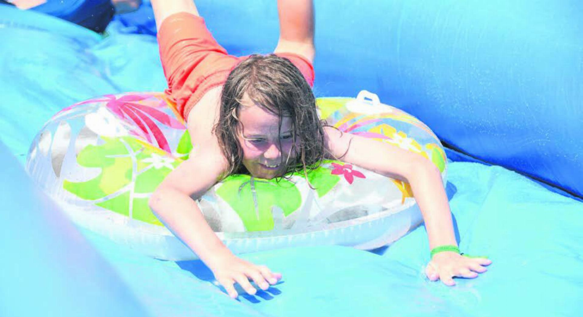 In der Bremgarter Altstadt kann man am «Leuefäscht» auf einer Wasserrutschbahn hangabwärts sausen. Bild: huy