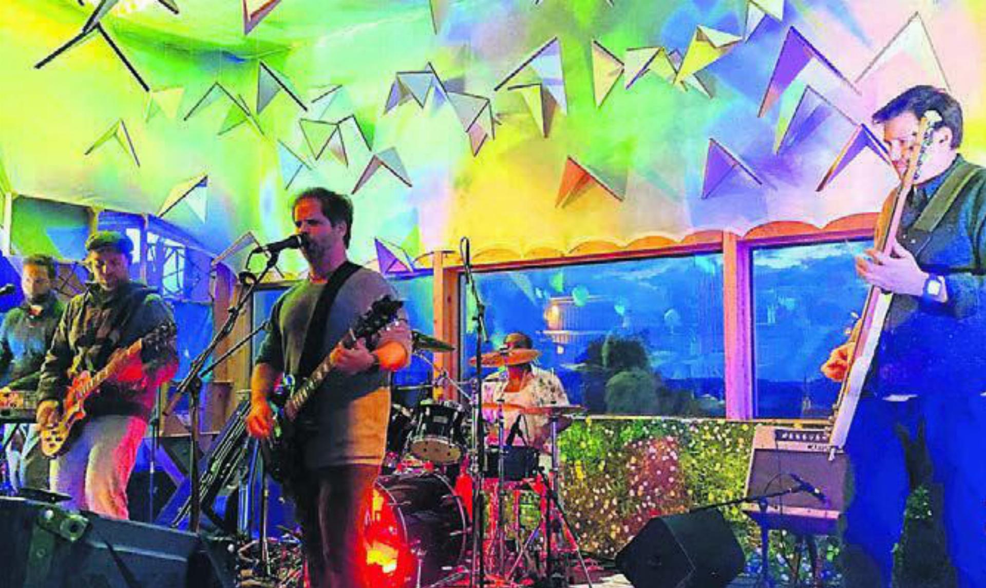 Die einheimische Band «Rewind» heizte dem Publikum am Freitagabend ein. Bilder: ssr