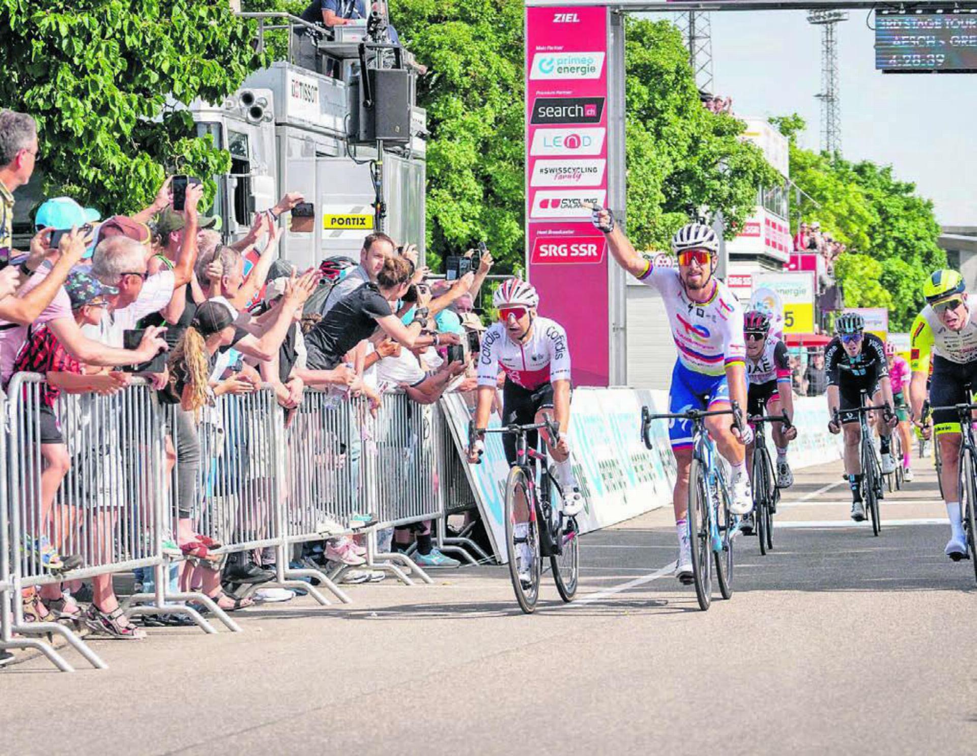 Zieleinfahrt in Grenchen im Jahr 2022 – auch in Oberwil-Lieli soll der grosse Radsport-Event viele Leute anlocken. Bild: Buchli Fotografie / Sam Buchli