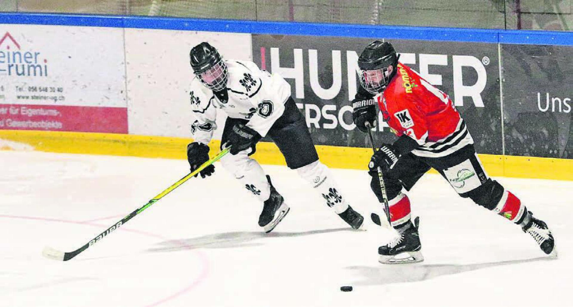 Spielertrainer Michel Simmen (rechts) und der HC Fischbach-Göslikon haben gegen Burgdorf bewiesen, dass sie sportlich in der Lage sind, einen Rückstand wieder aufzuholen. Das streben sie auch gegen die Argovia Stars an – ohne Forfait-Sieg. Bild: Archiv/jl
